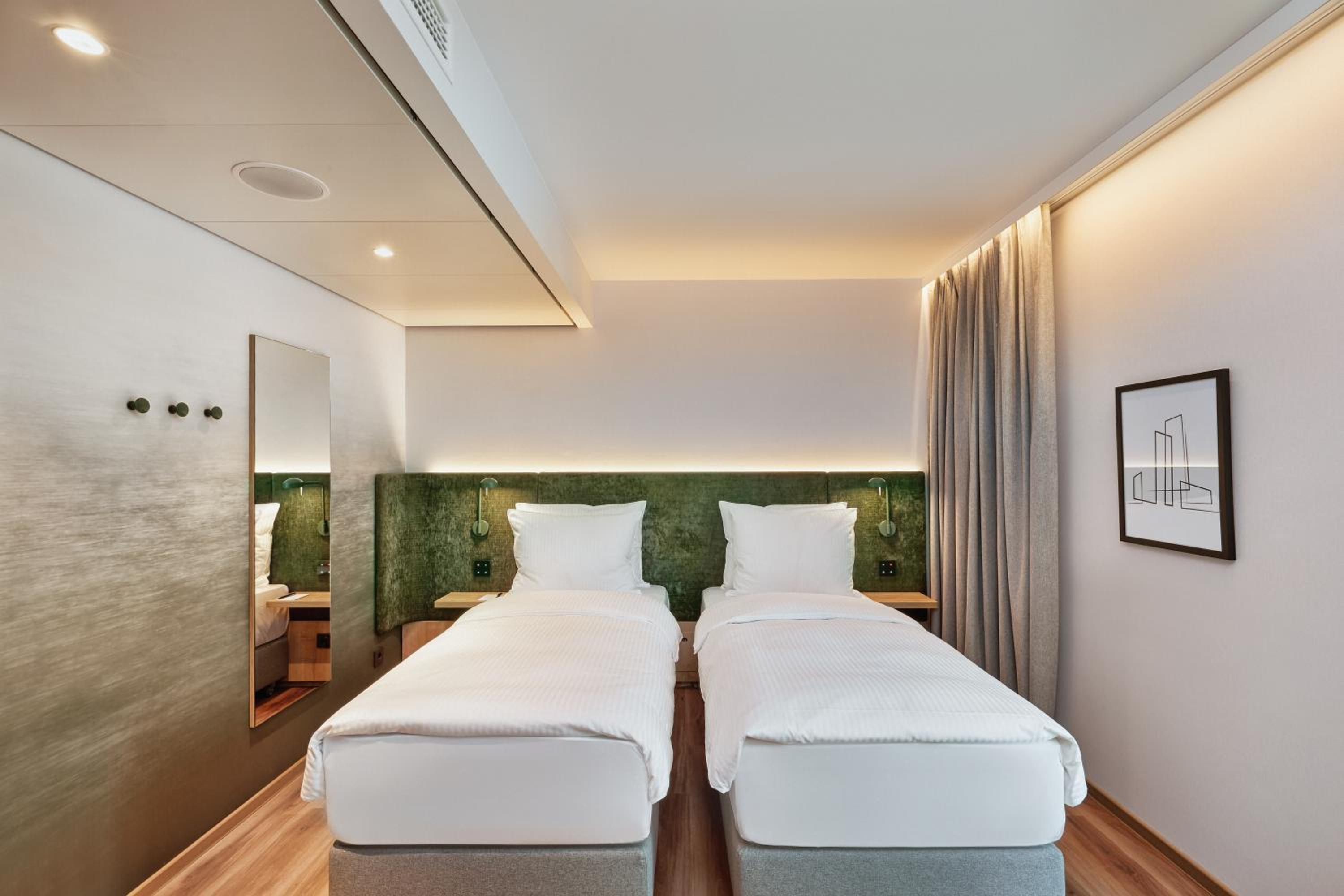 H+ Hotel Frankfurt Eschborn Room 3 thumbnail 6