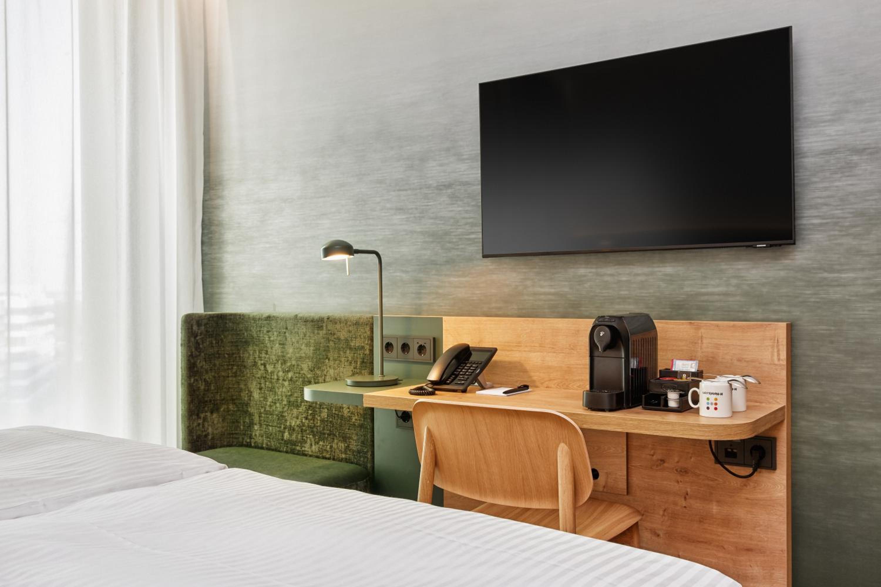 H+ Hotel Frankfurt Eschborn Room 2 thumbnail 6