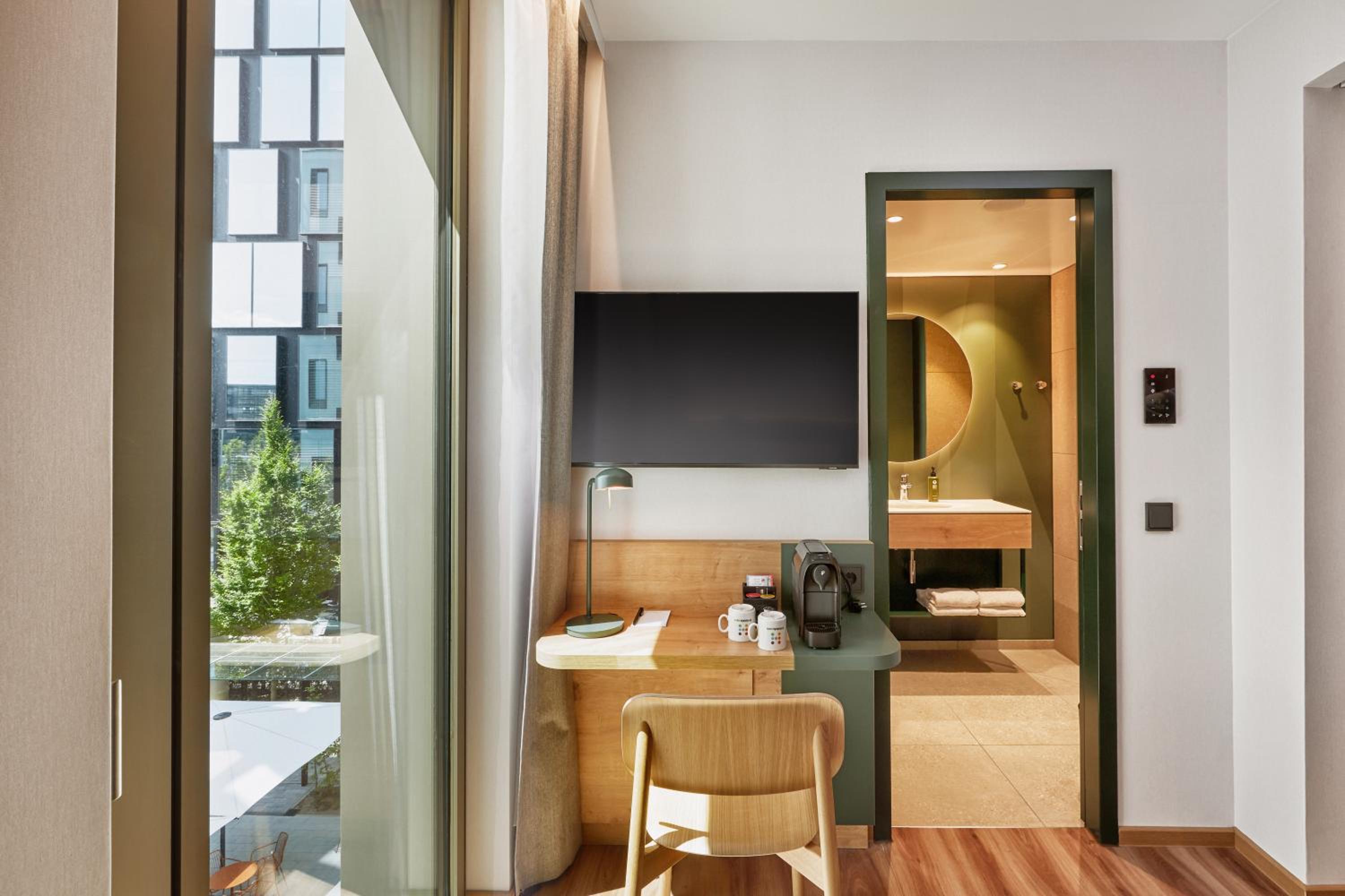 H+ Hotel Frankfurt Eschborn Room 3 thumbnail 5