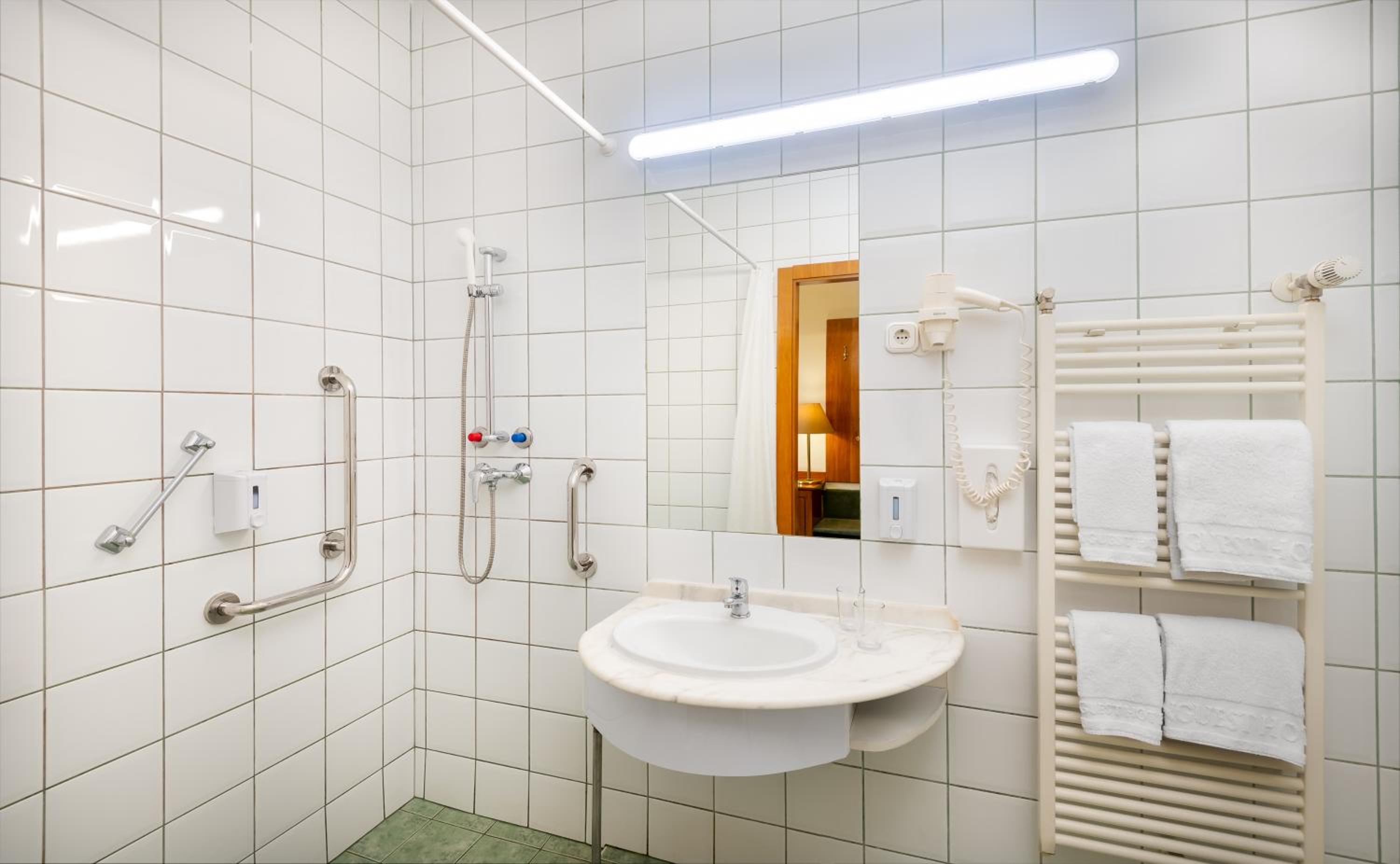 Double or Twin Room - Disability Access - Photo 2