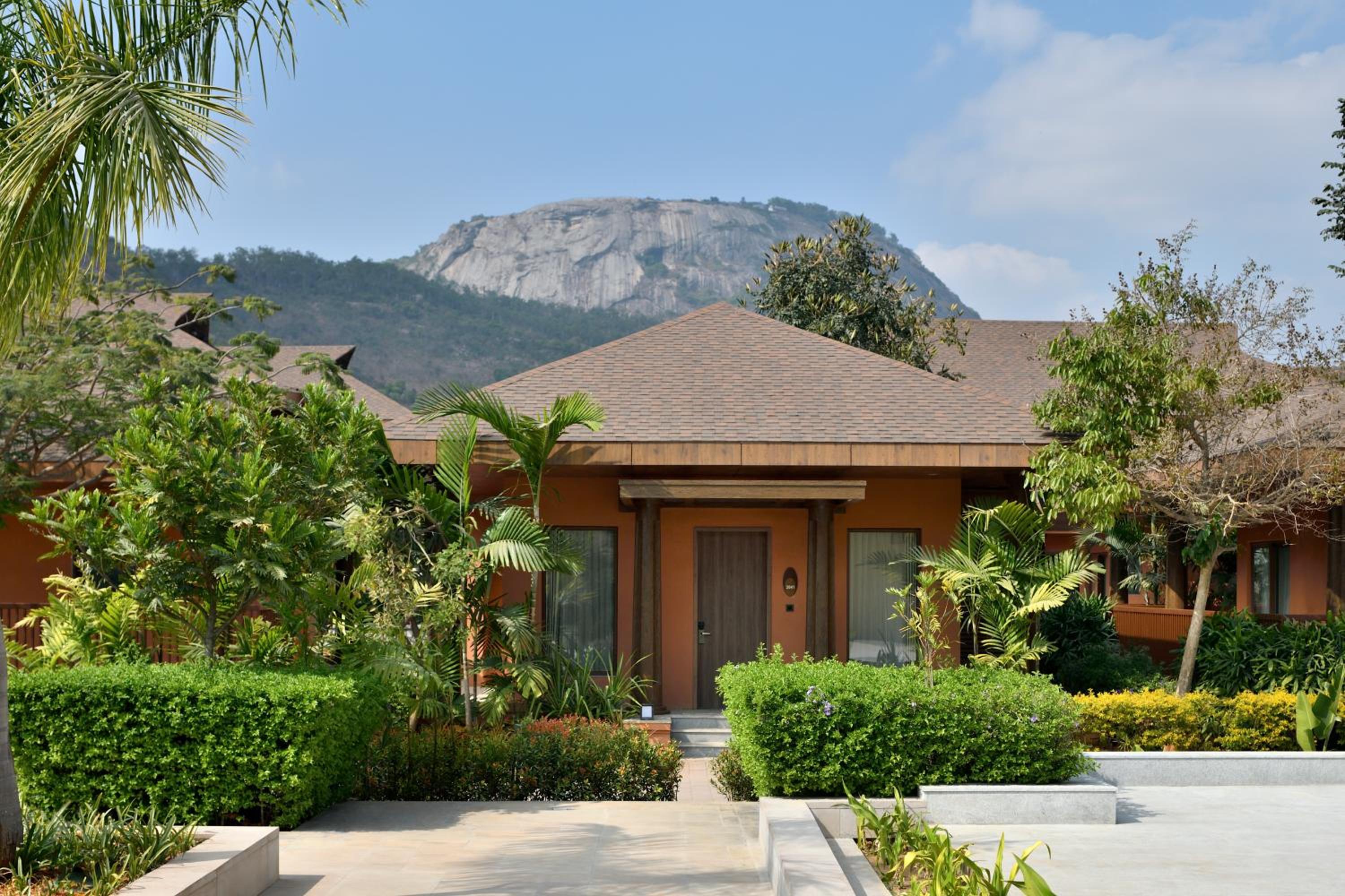 One-Bedroom Luxury Queen Suite with Courtyard View - Photo 4