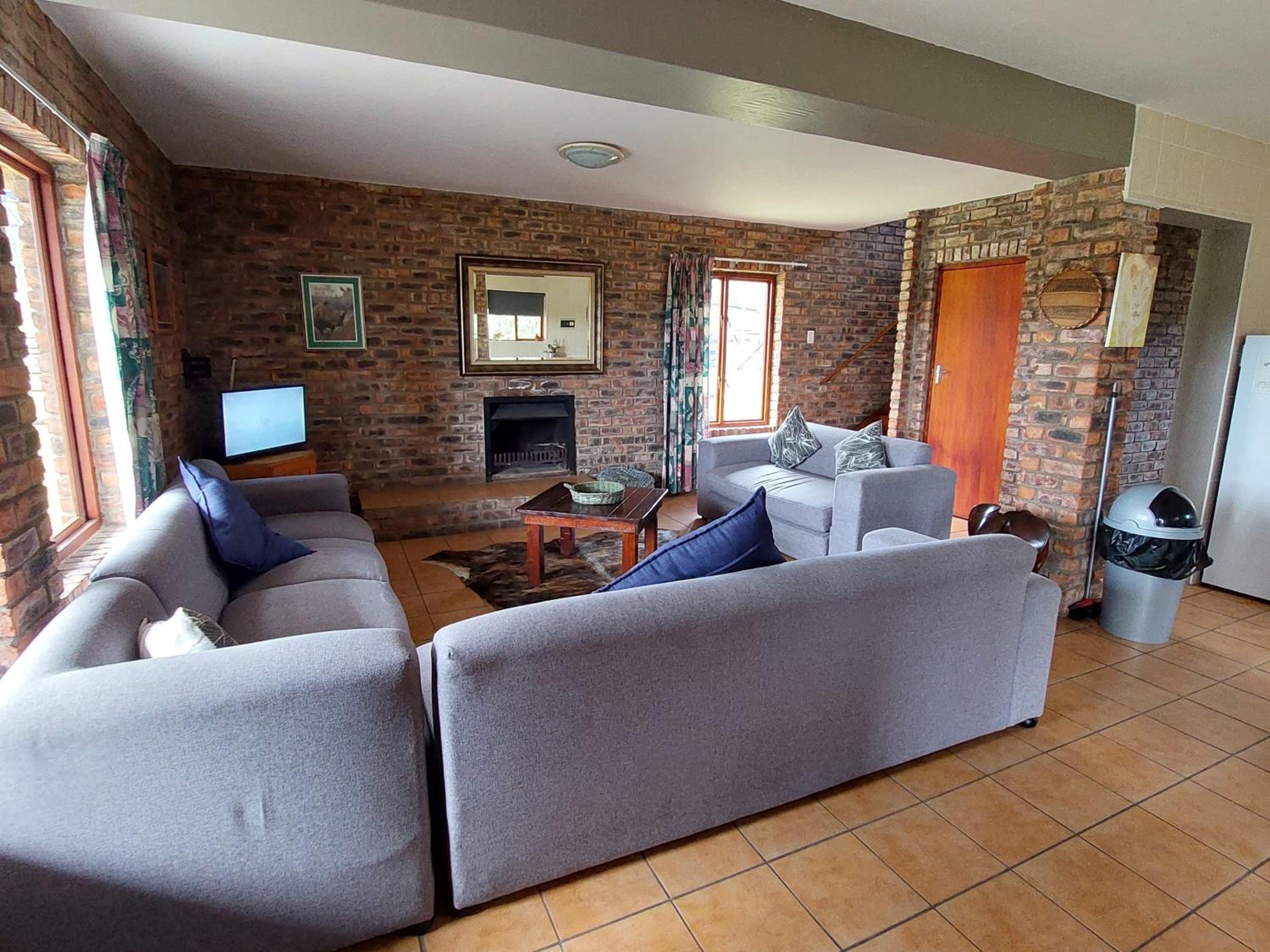 Thatched lodge photo 3