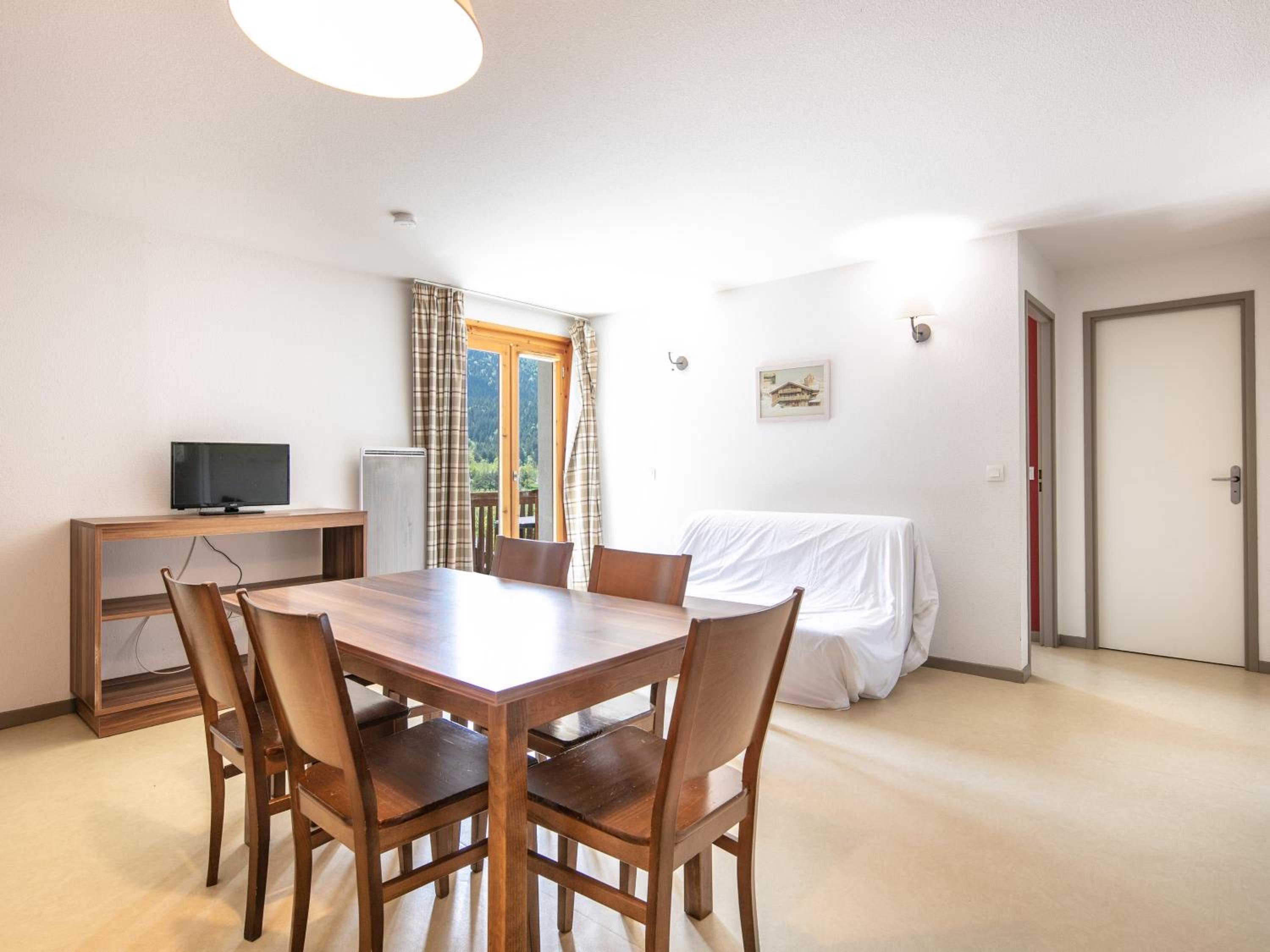 One-Bedroom Apartment With Cabin (6 Adults) - Photo 2