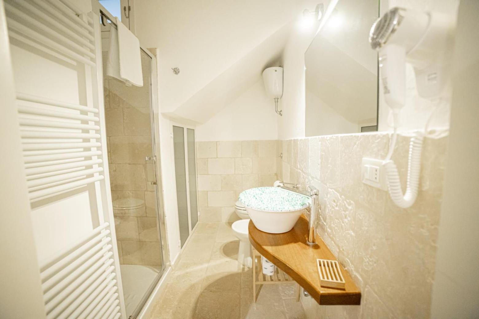 Standard Double Room - Photo 6