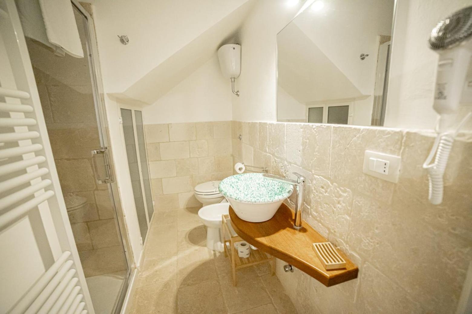 Standard Double Room - Photo 7