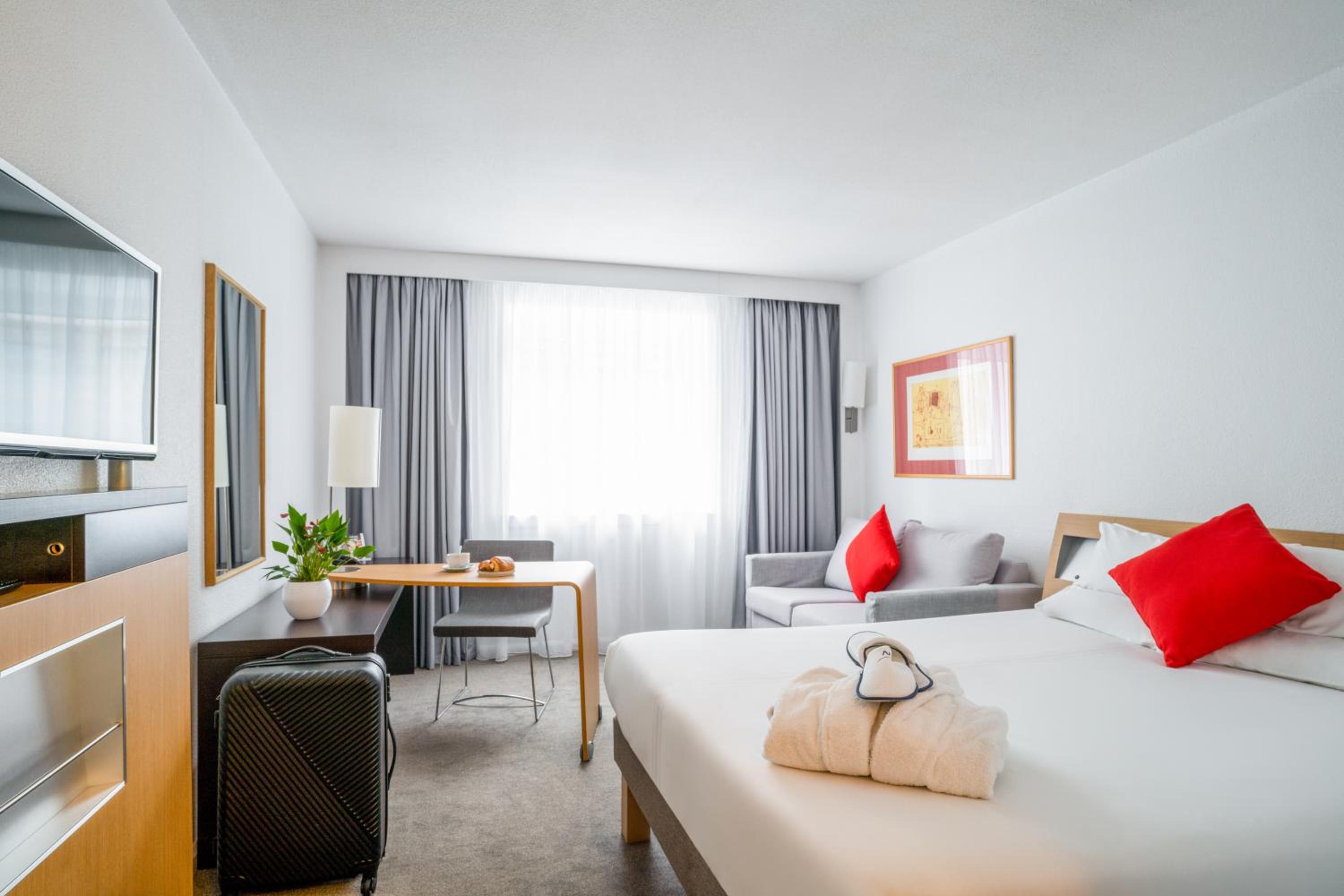 Executive Queen Room With Sofa Bed - Photo 8