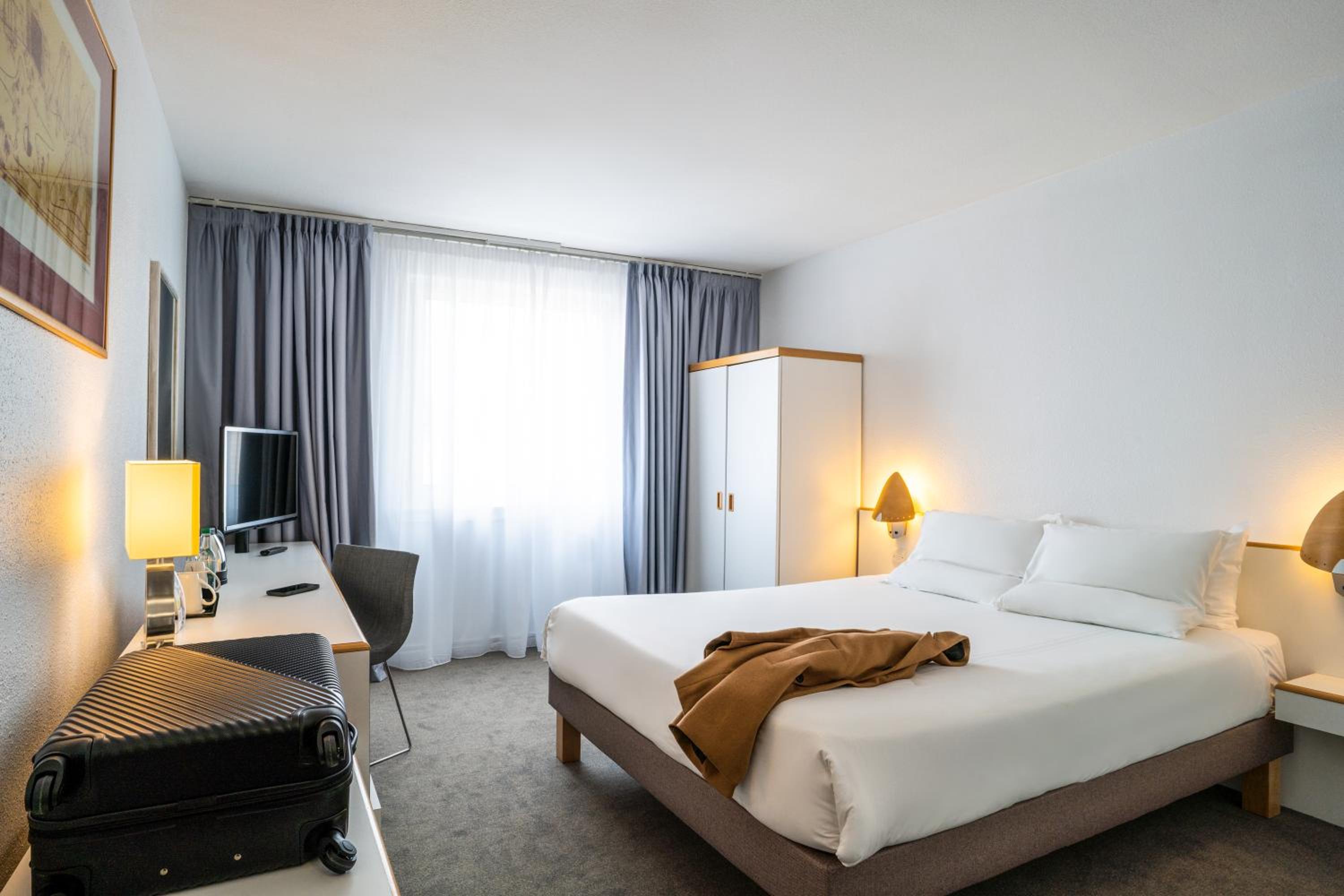 Standard Double Room - Disability Access - Photo 10