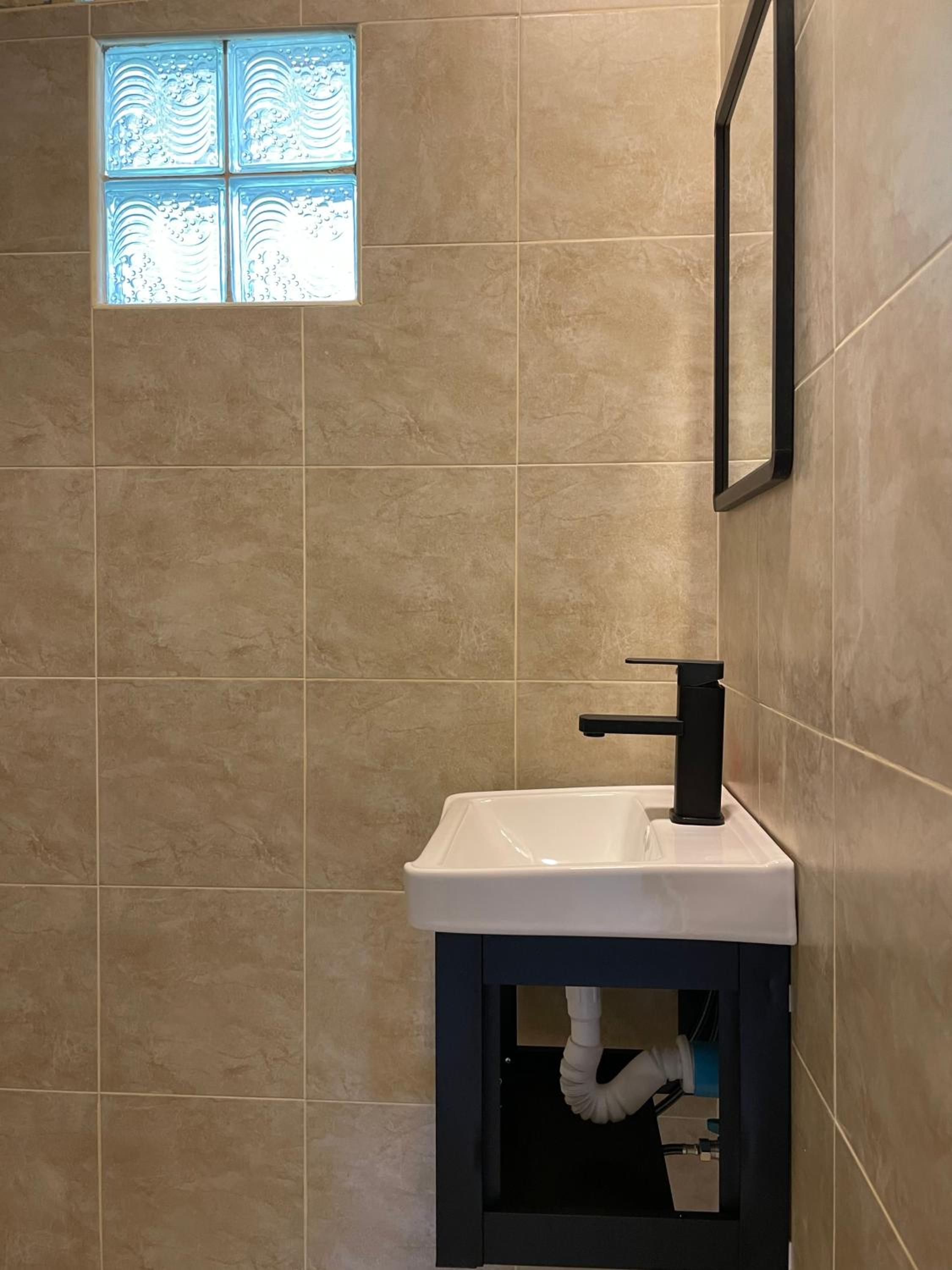 Double Room with Private Bathroom - Photo 6