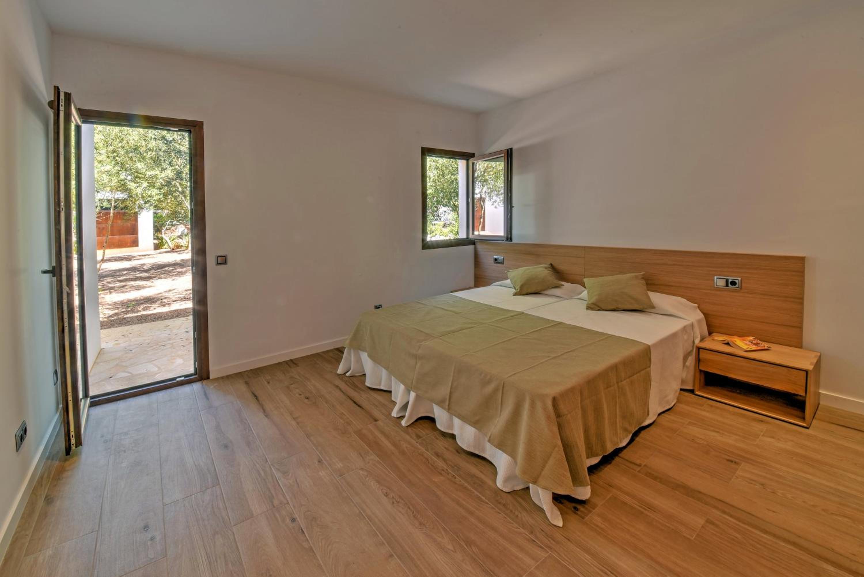 Three-Bedroom House photo 3
