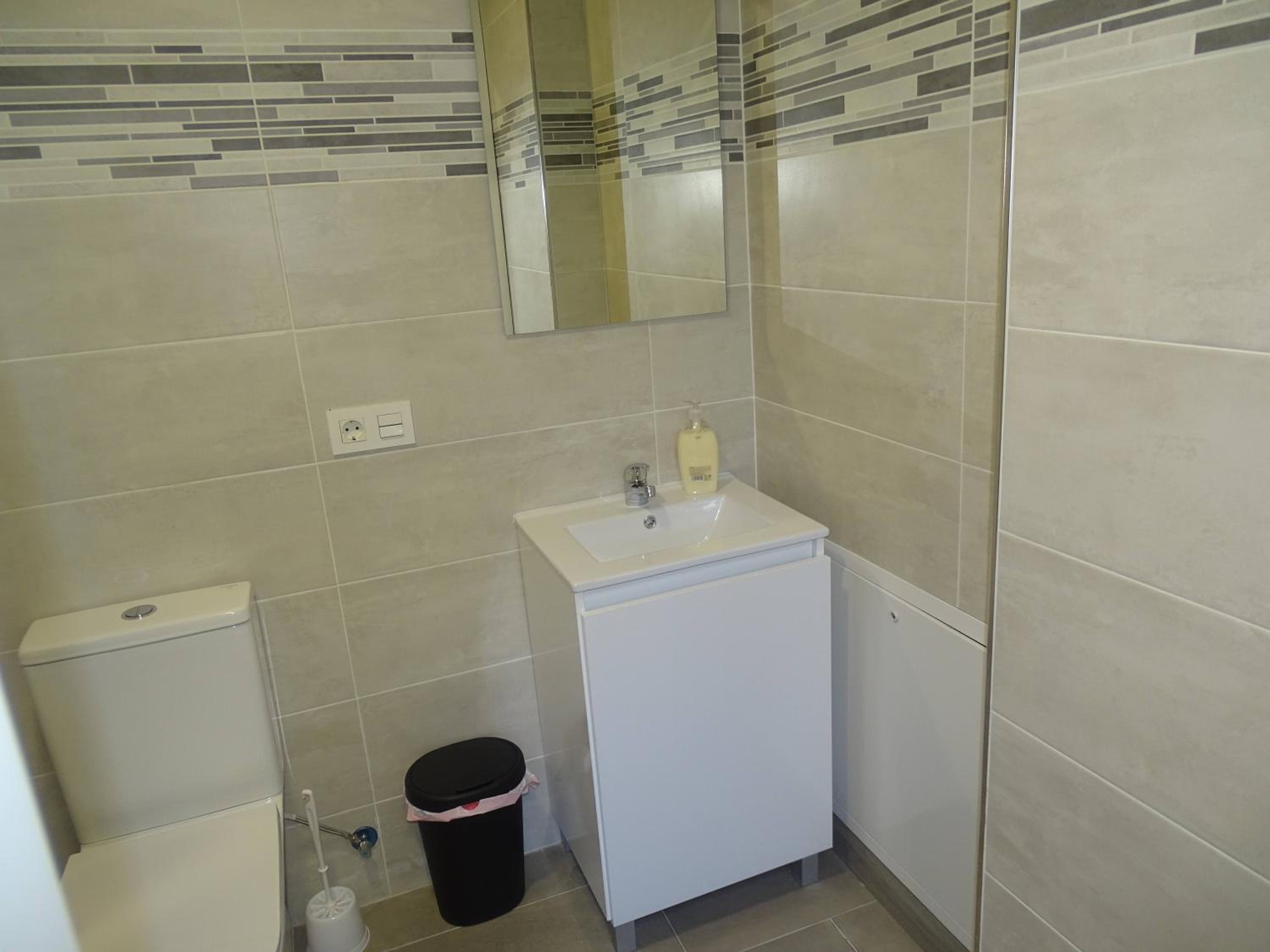 Quadruple Room with Private Bathroom - Photo 5