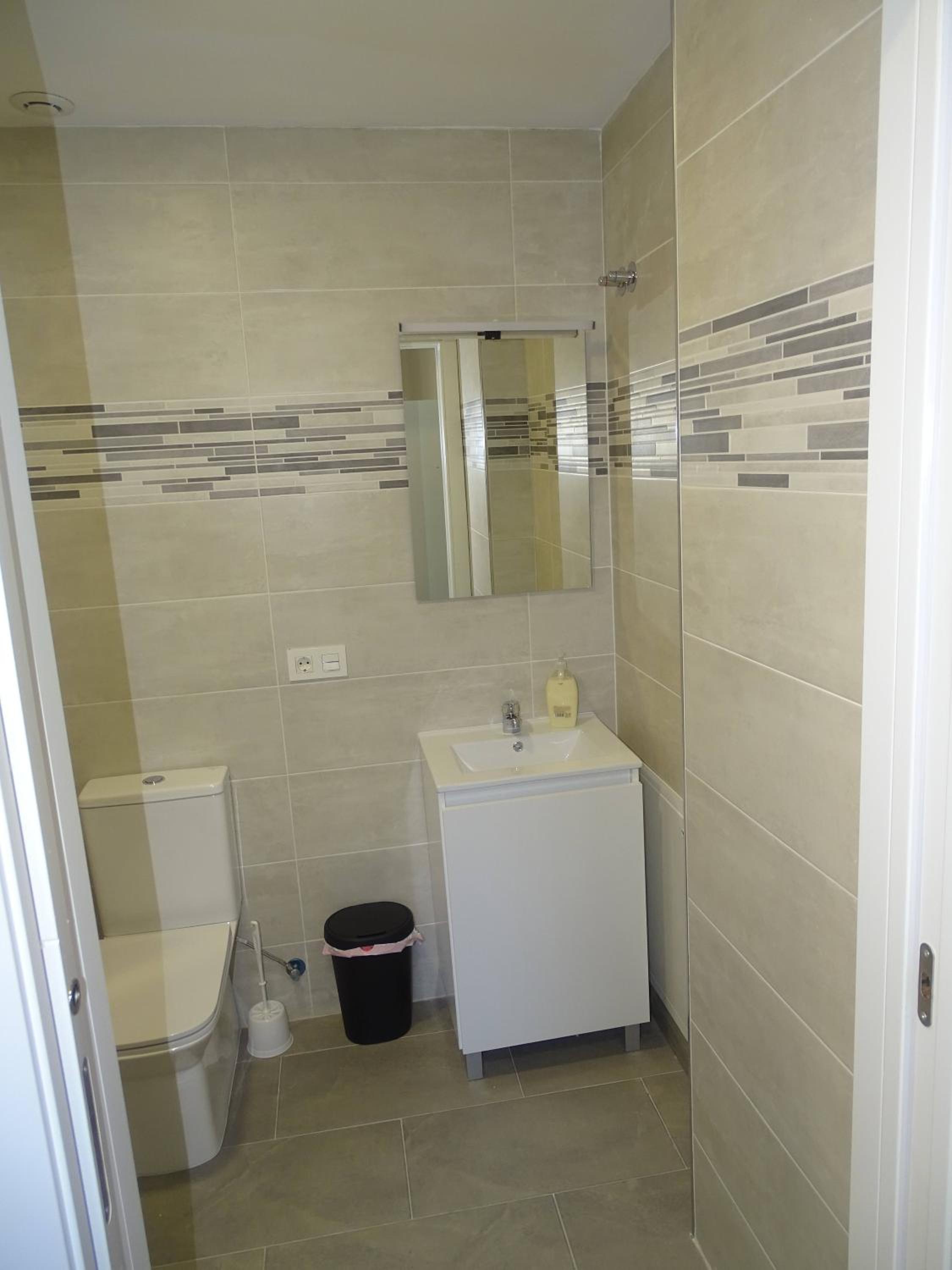 Quadruple Room with Private Bathroom - Photo 2