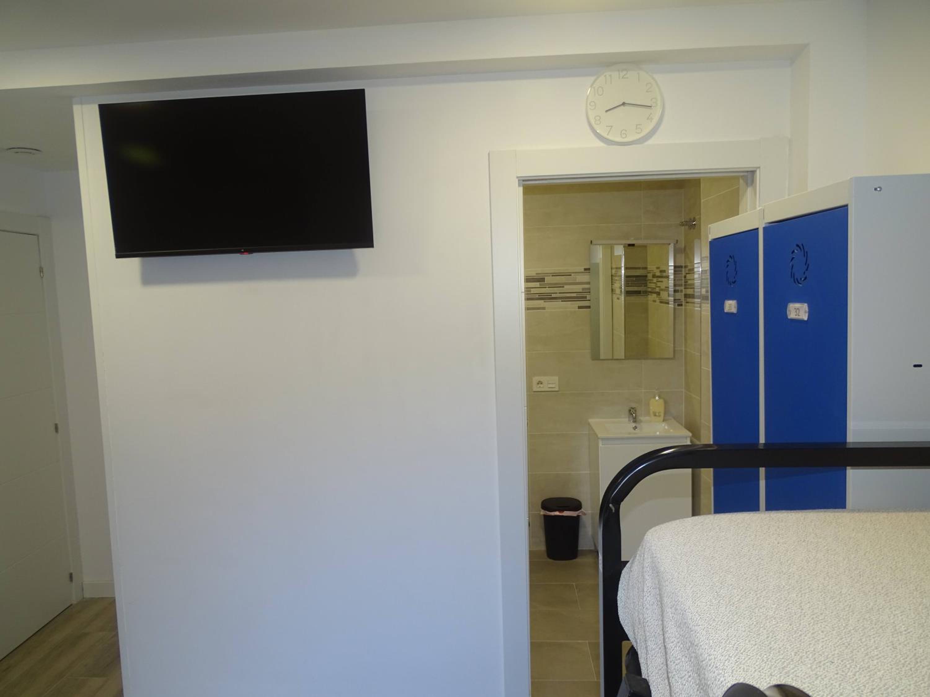 Quadruple Room with Private Bathroom - Photo 4