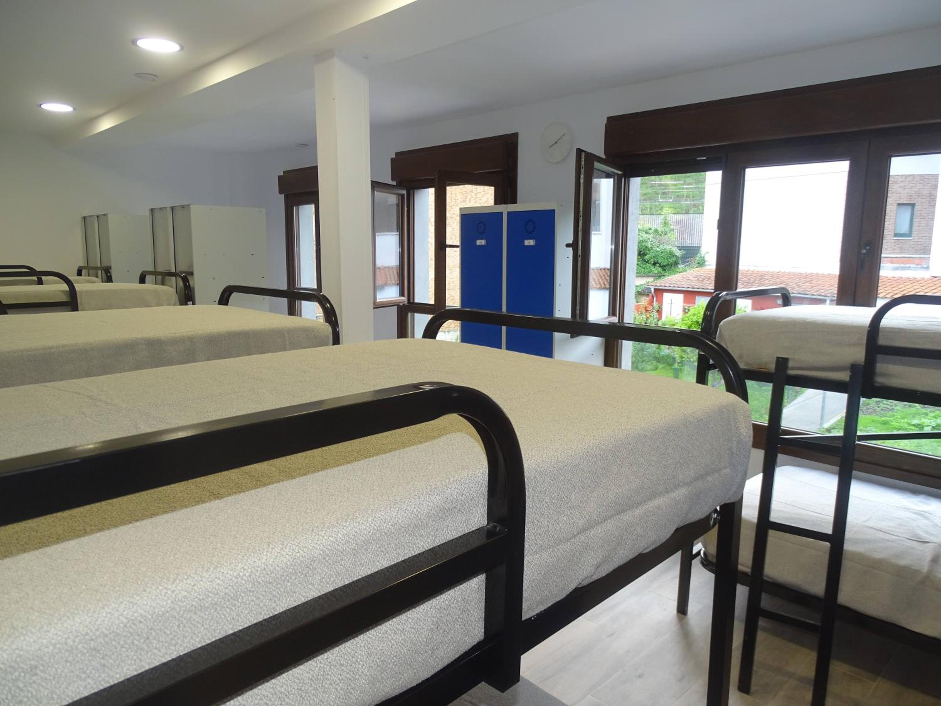 Cama en Dormitorio Mixto de 10 Camas