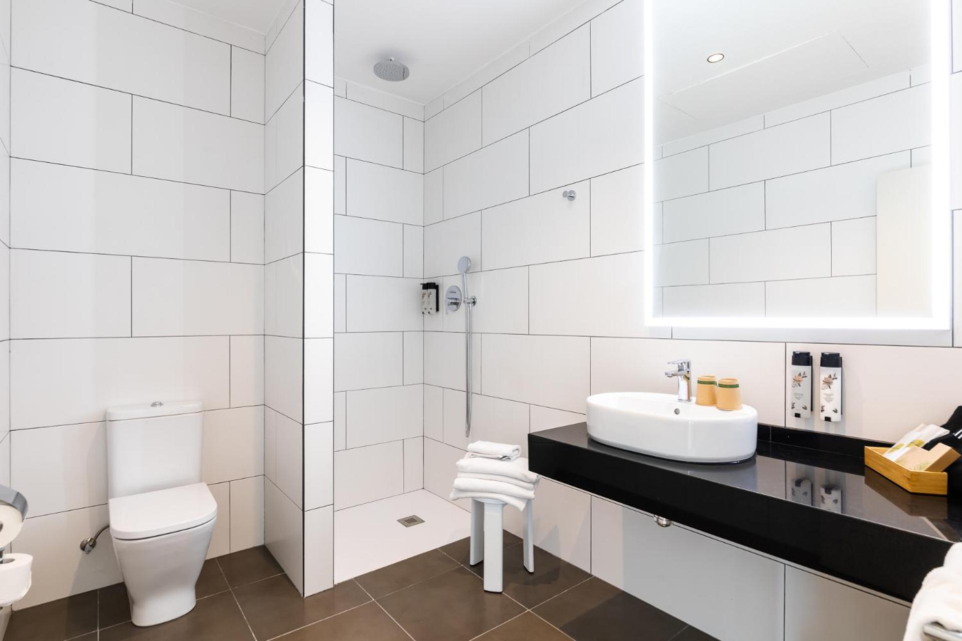 Deluxe Suite - Photo 12