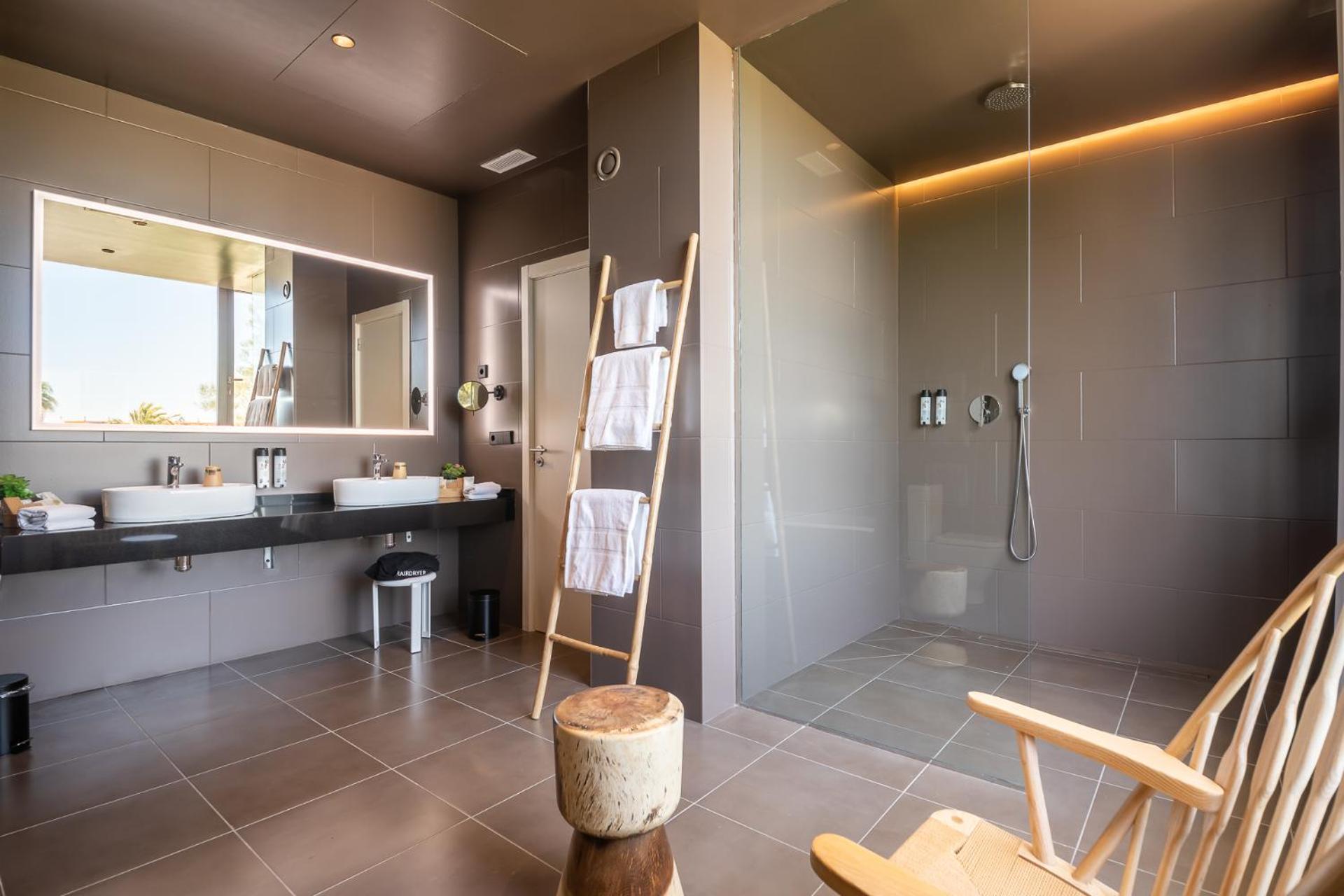 Deluxe Suite - Photo 5