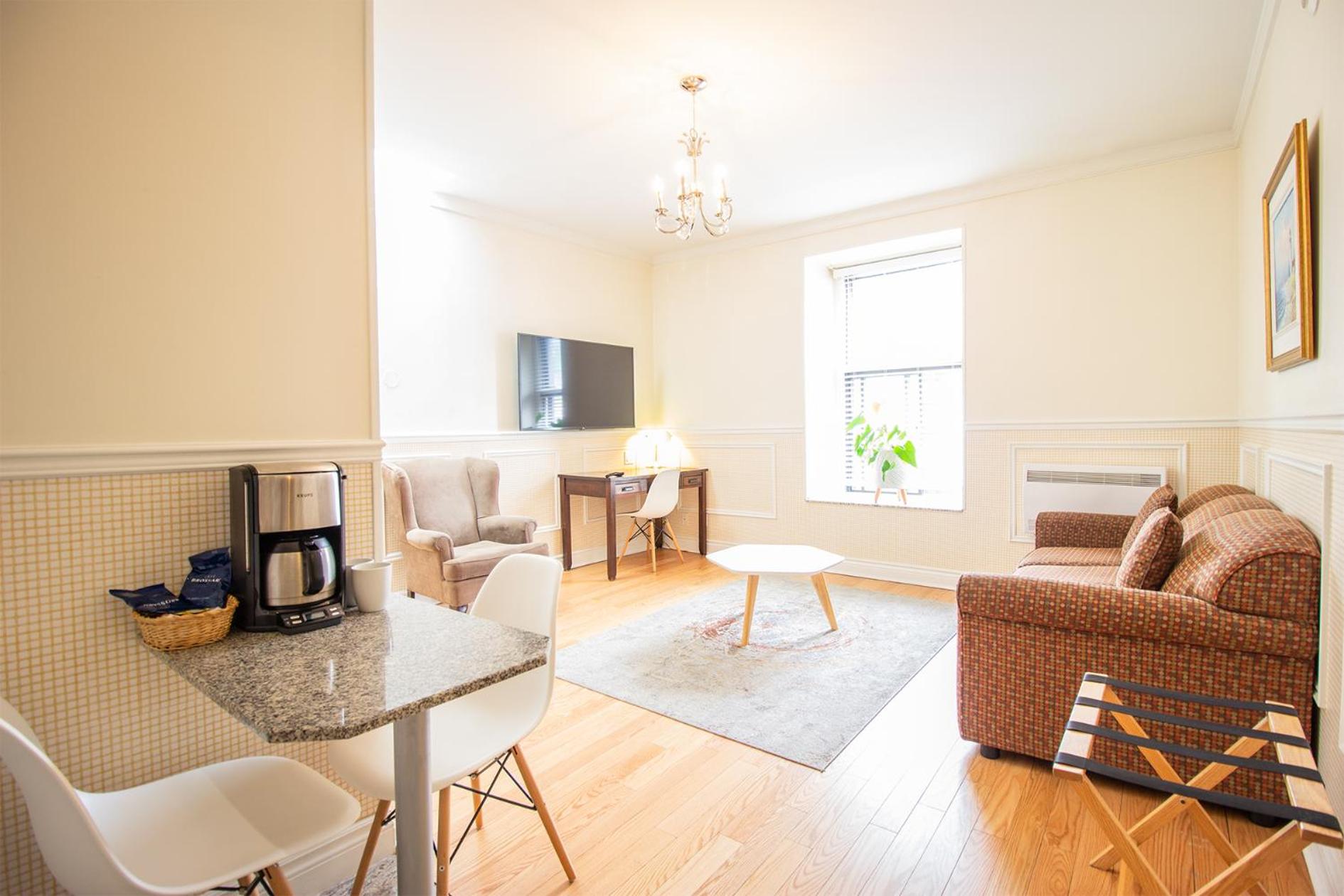 Deluxe King Suite - Photo 1