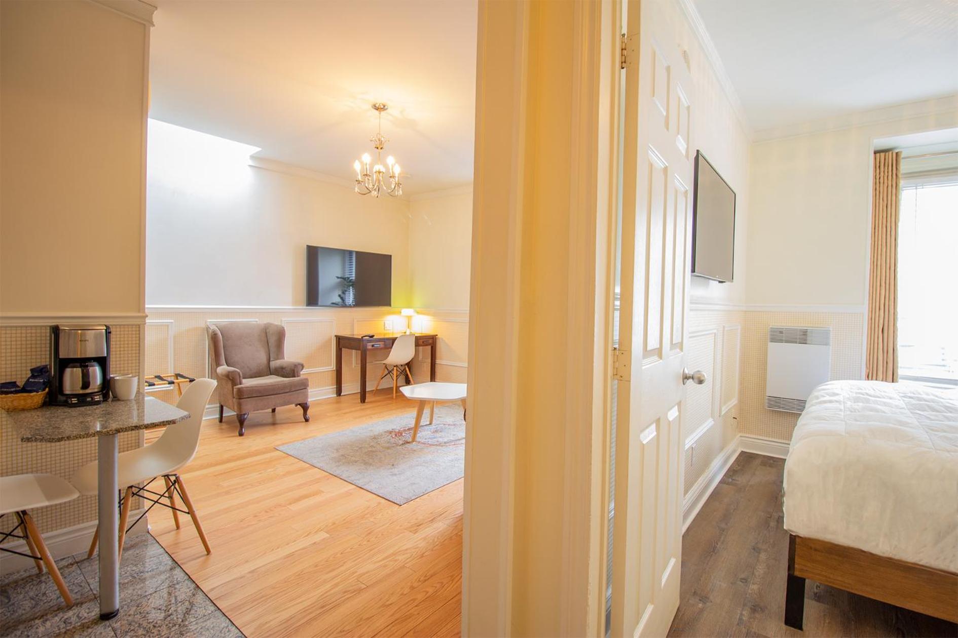 Deluxe King Suite - Photo 19