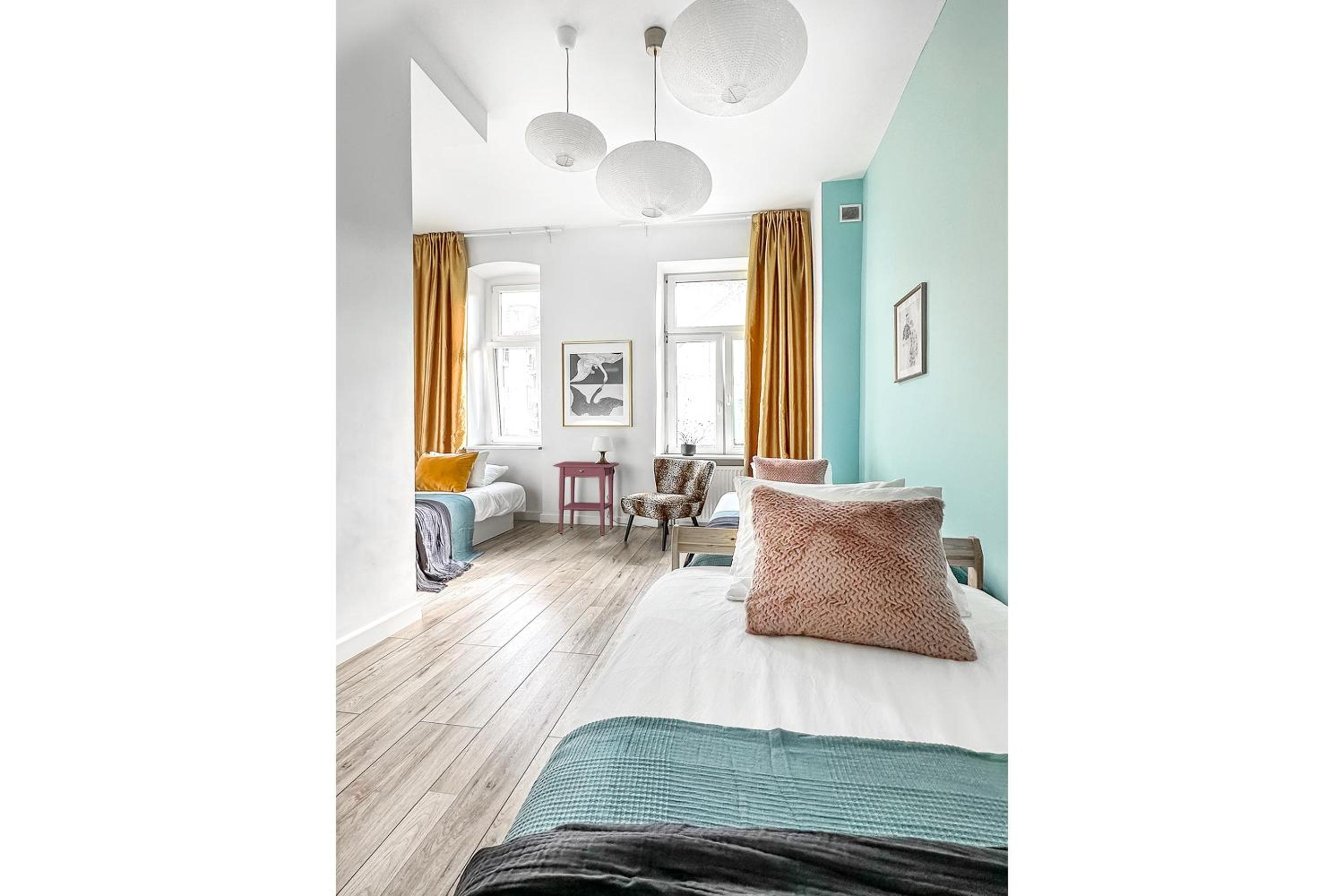 Glam Four-Bedroom Apartment with 2 Bathrooms  and Living Room  - Photo 3