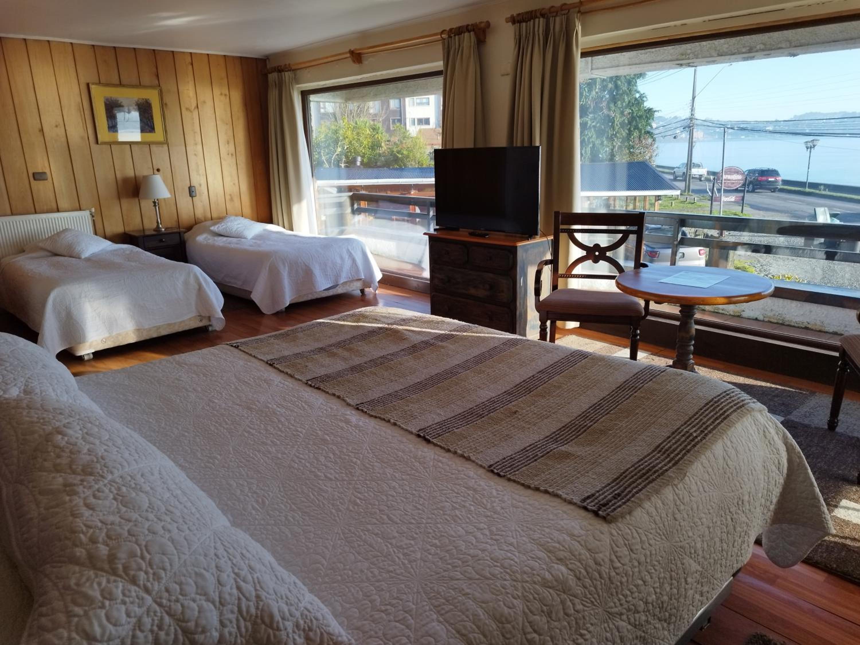 Quadruple Room with Private Bathroom photo 1