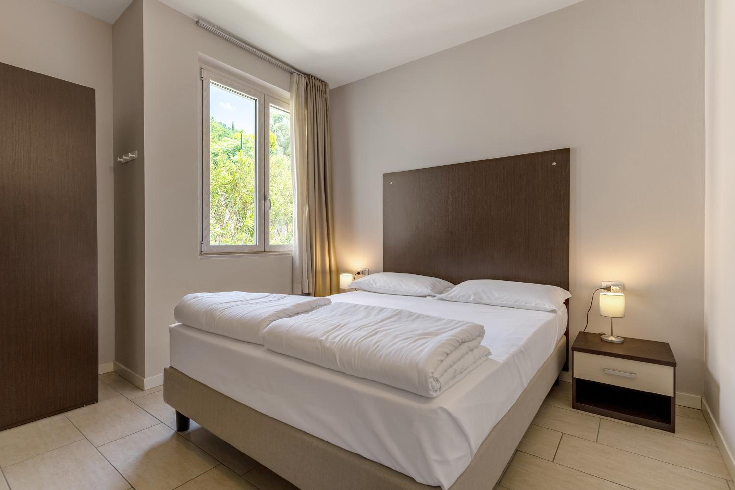 Deluxe One-Bedroom Apartment with Lake View photo 1