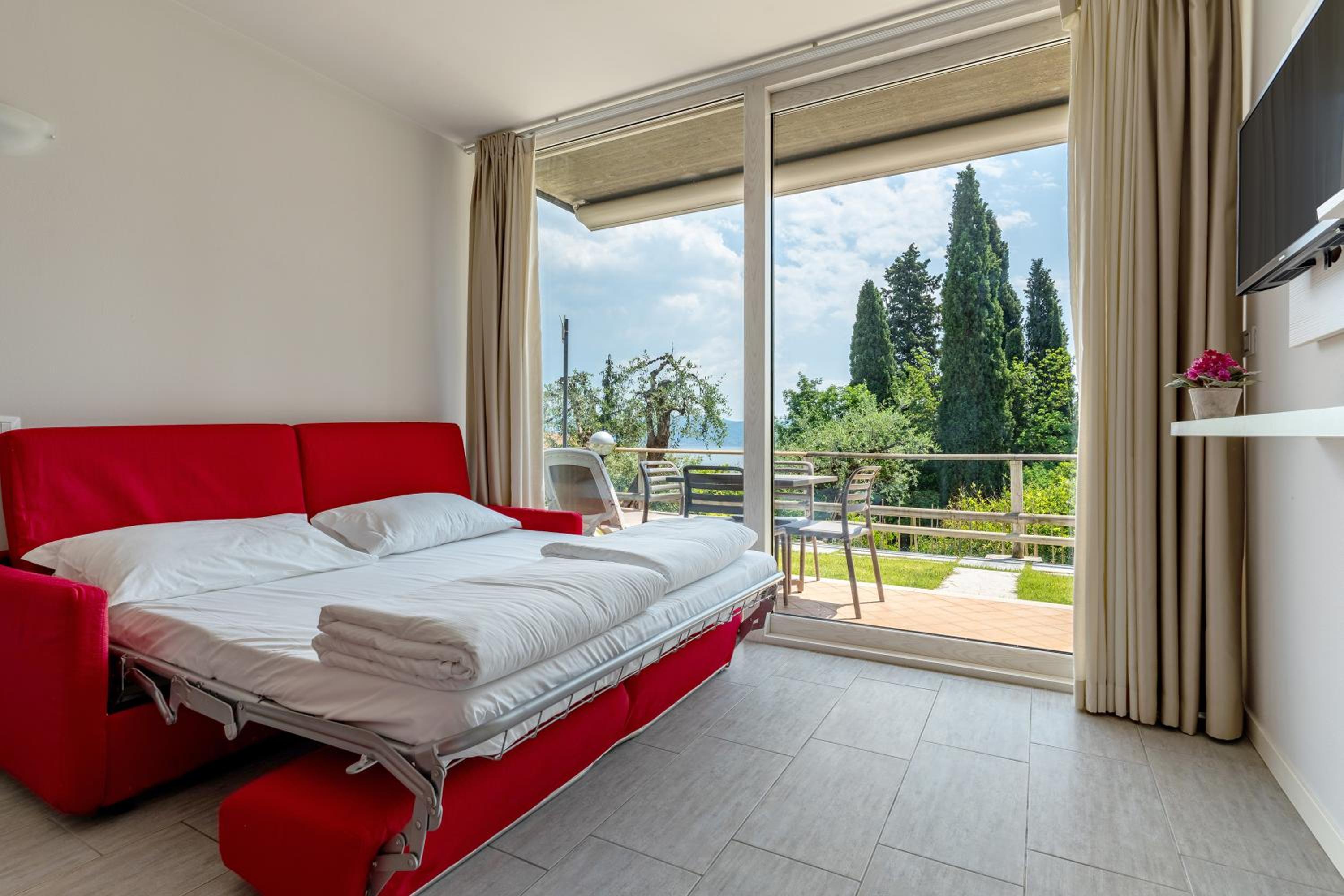 One-Bedroom Apartment with Lake View photo 1