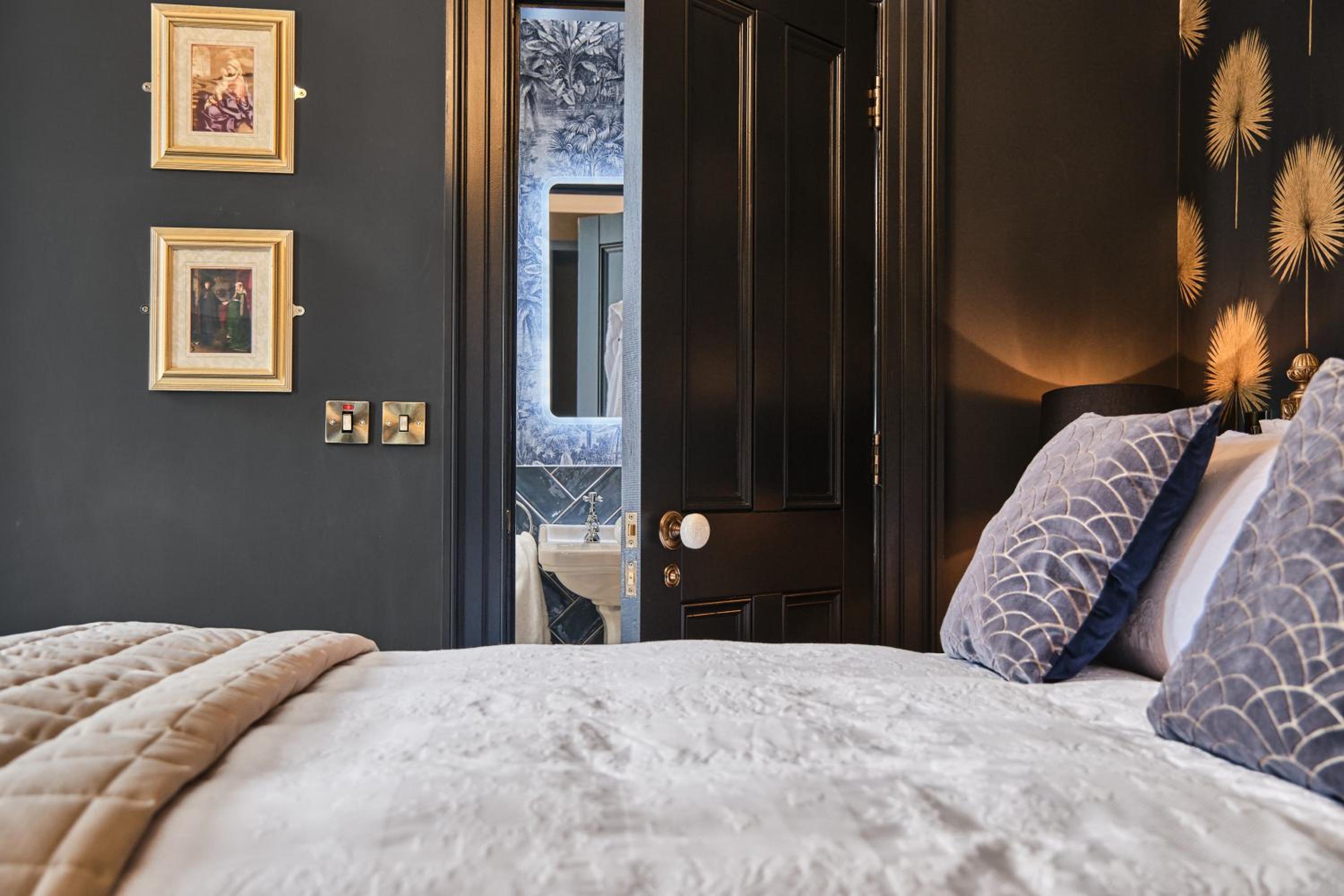 Deluxe Double Room with Bath - Photo 3