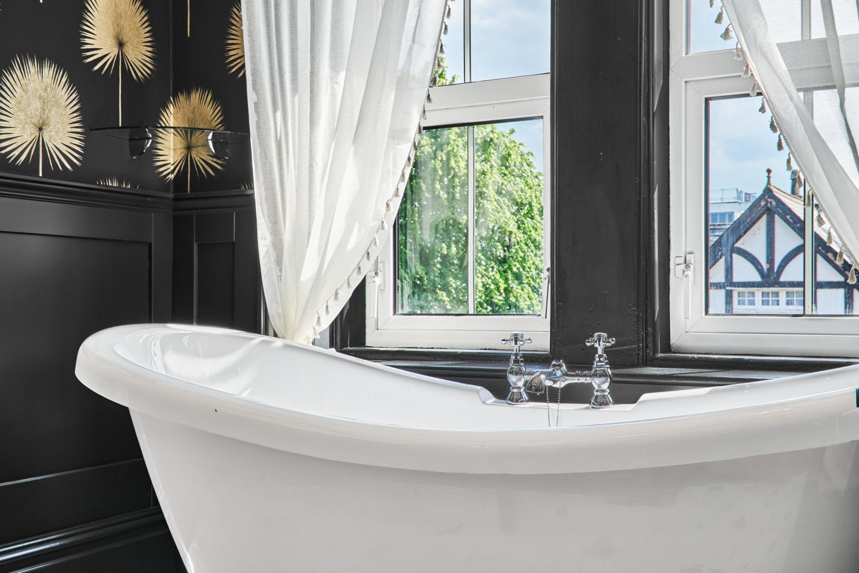 Deluxe Double Room with Bath - Photo 4