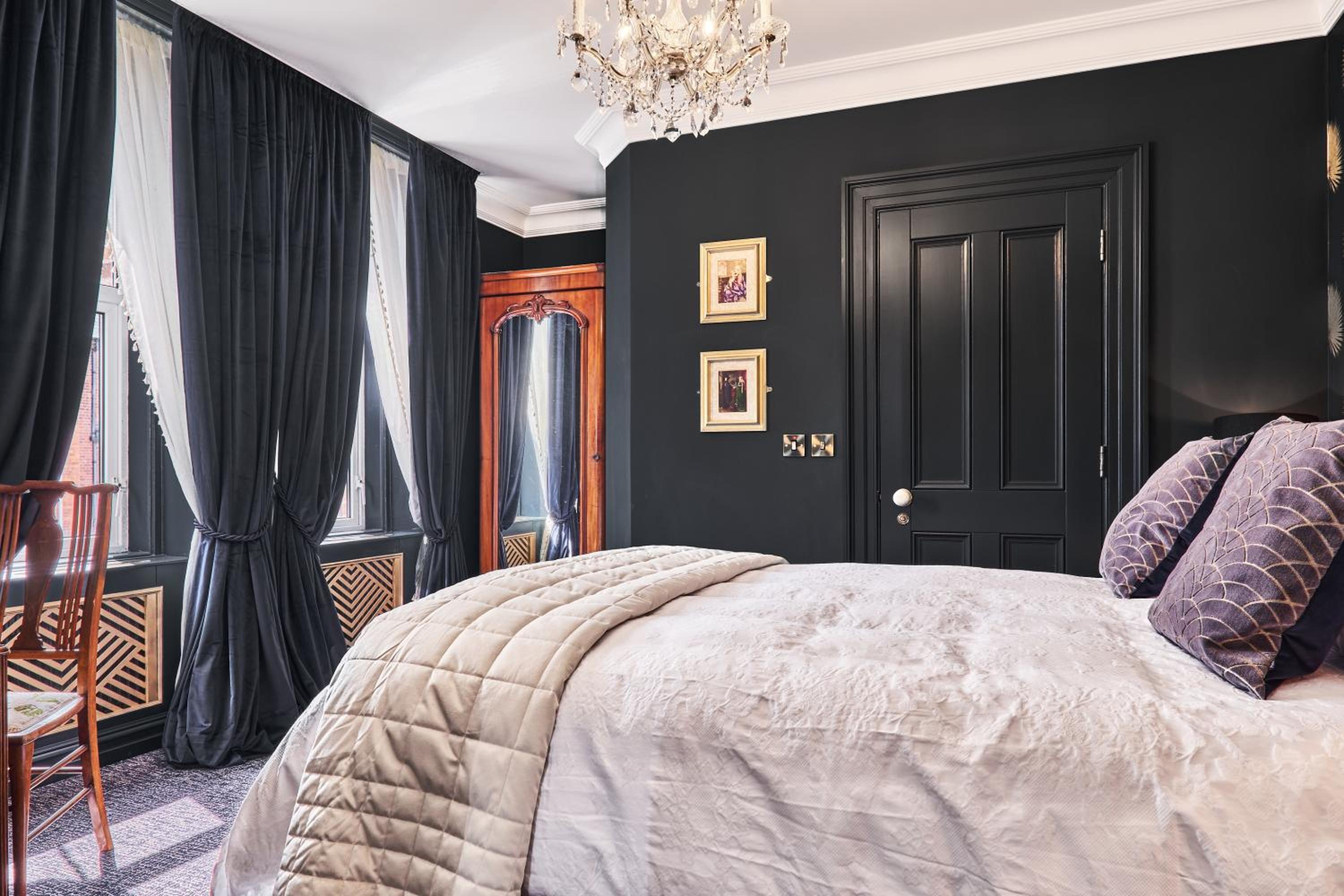Deluxe Double Room with Bath - Photo 5