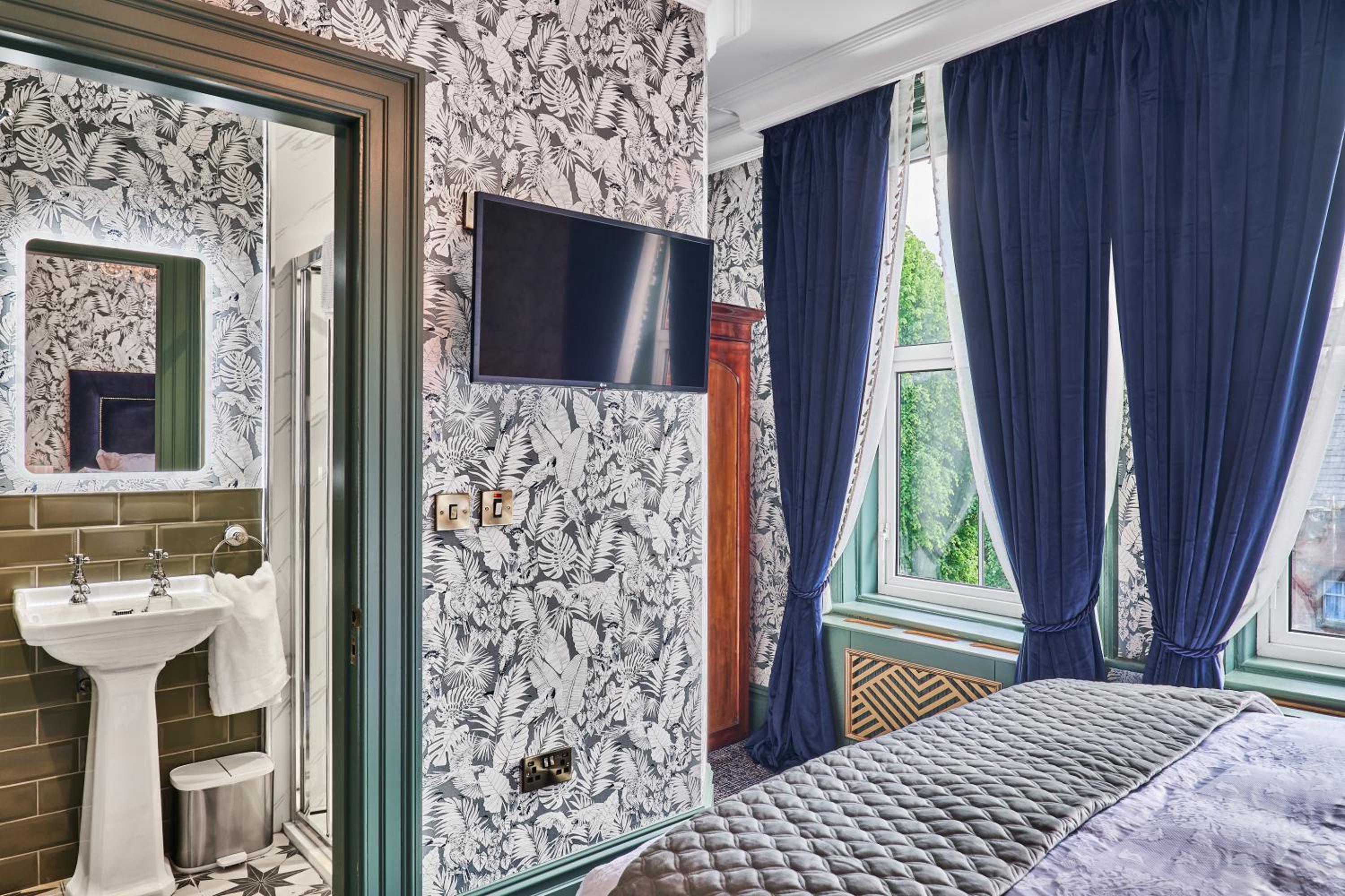 Double Room - Photo 12