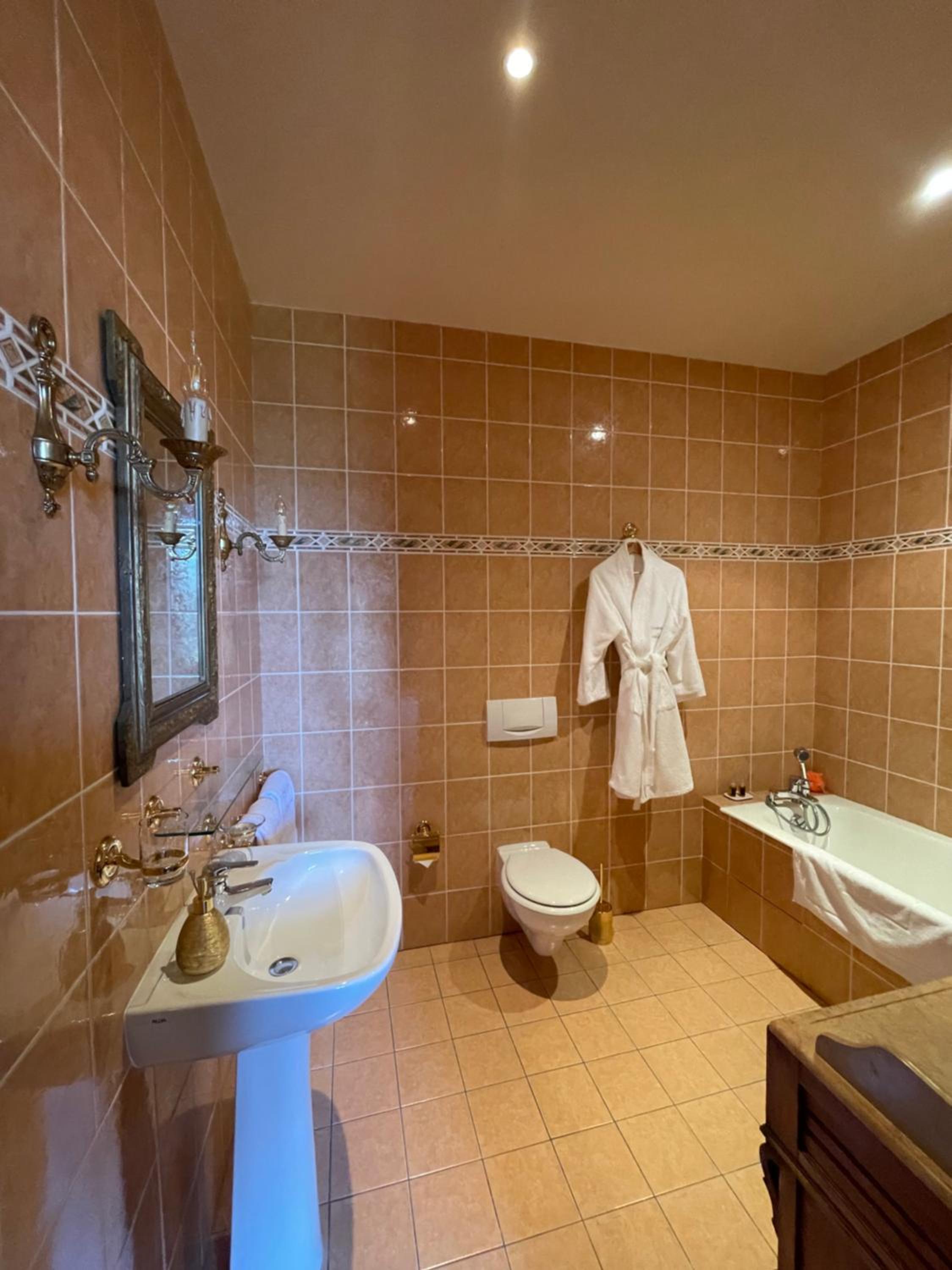Double Room with Private Bathroom - Photo 7