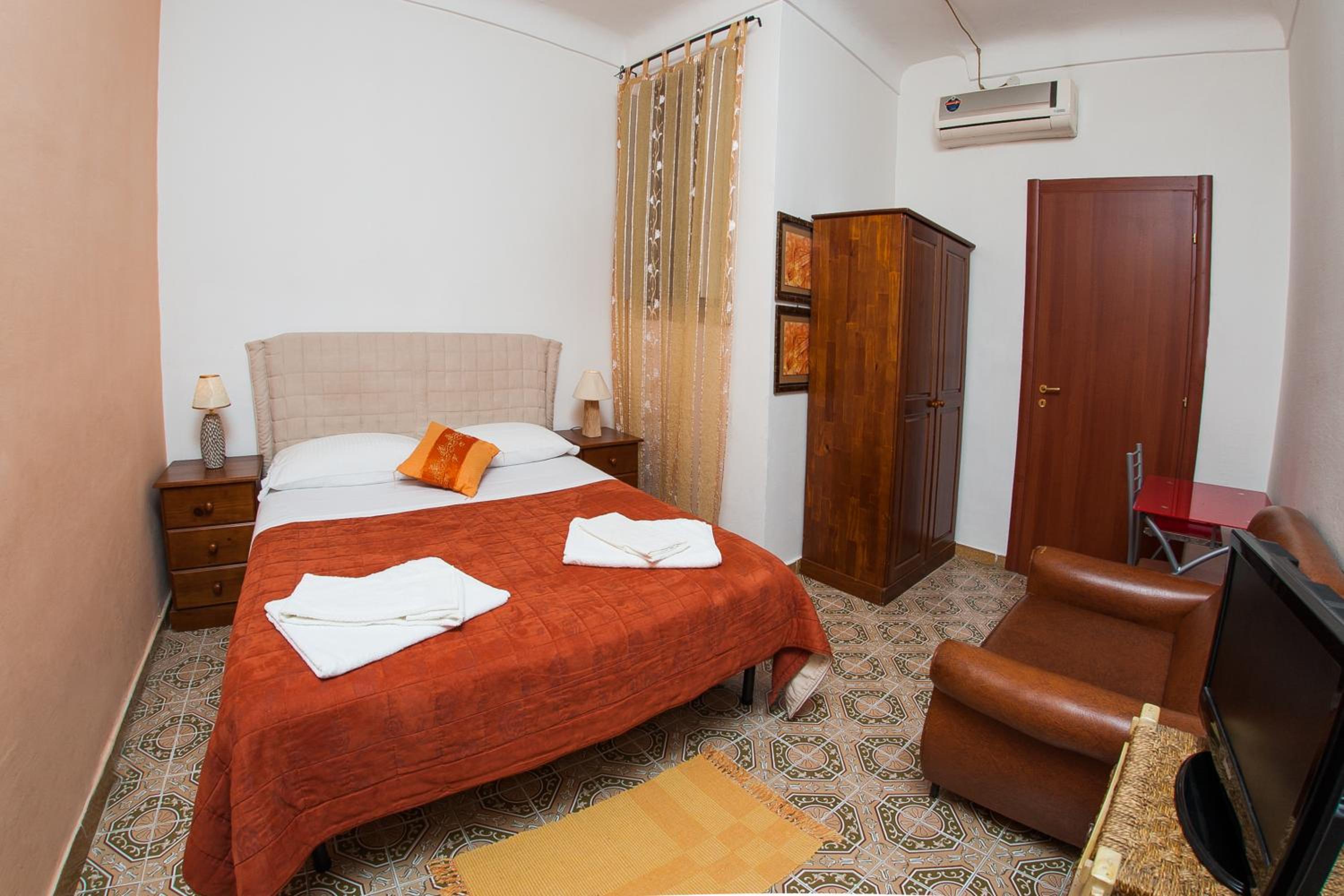 Double Room - Photo 1