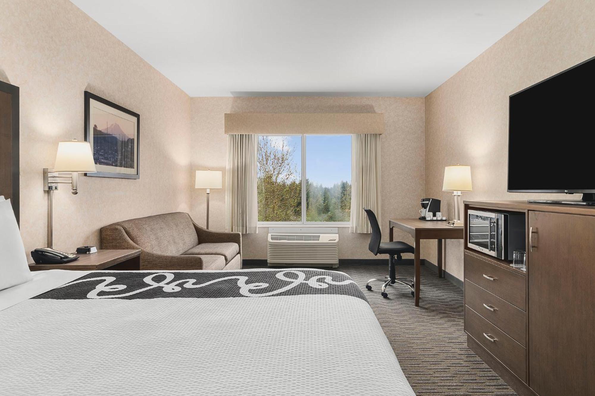 Deluxe King Suite photo 1