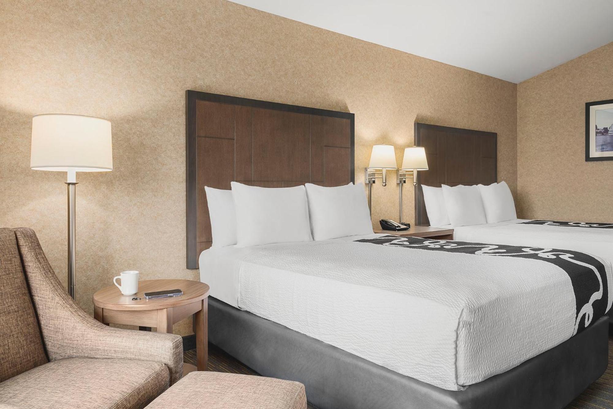 Queen Room with Two Queen Beds - Photo 2