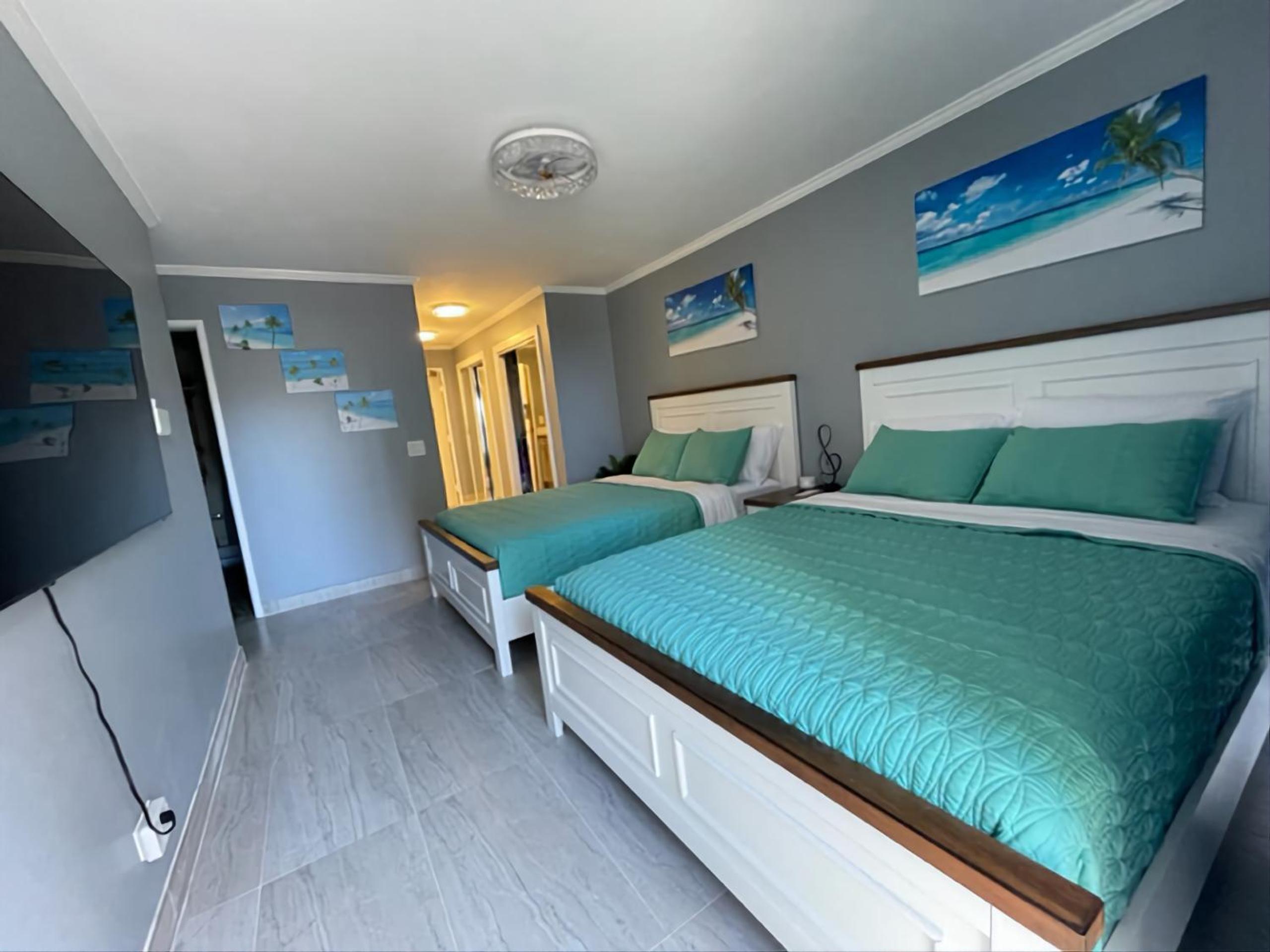 Waikiki Condo 2 Bedrooms 2 Bathrooms with 1 free parking space: Two-Bedroom Apartment photo