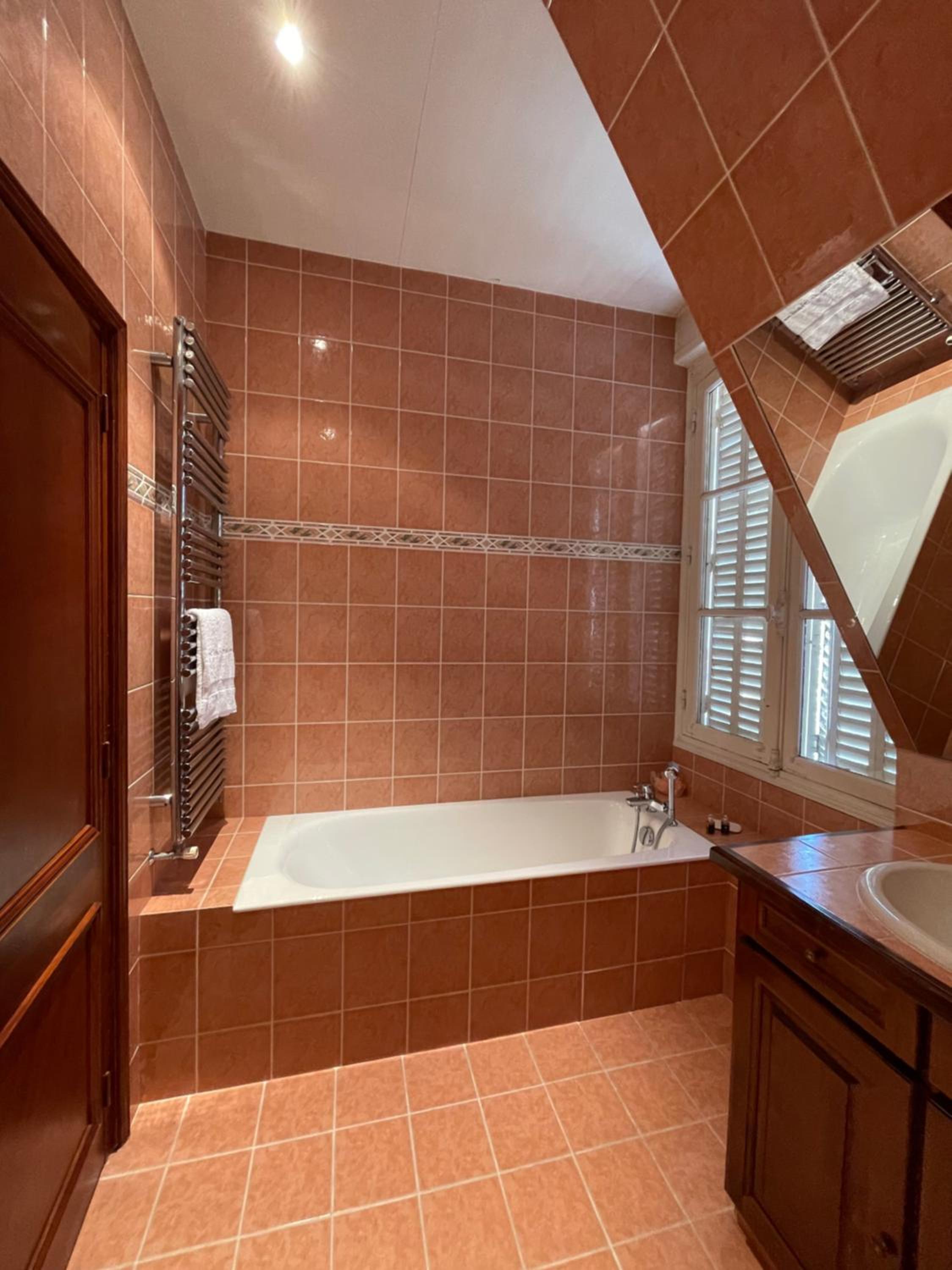 Family Room with Private Bathroom - Photo 4