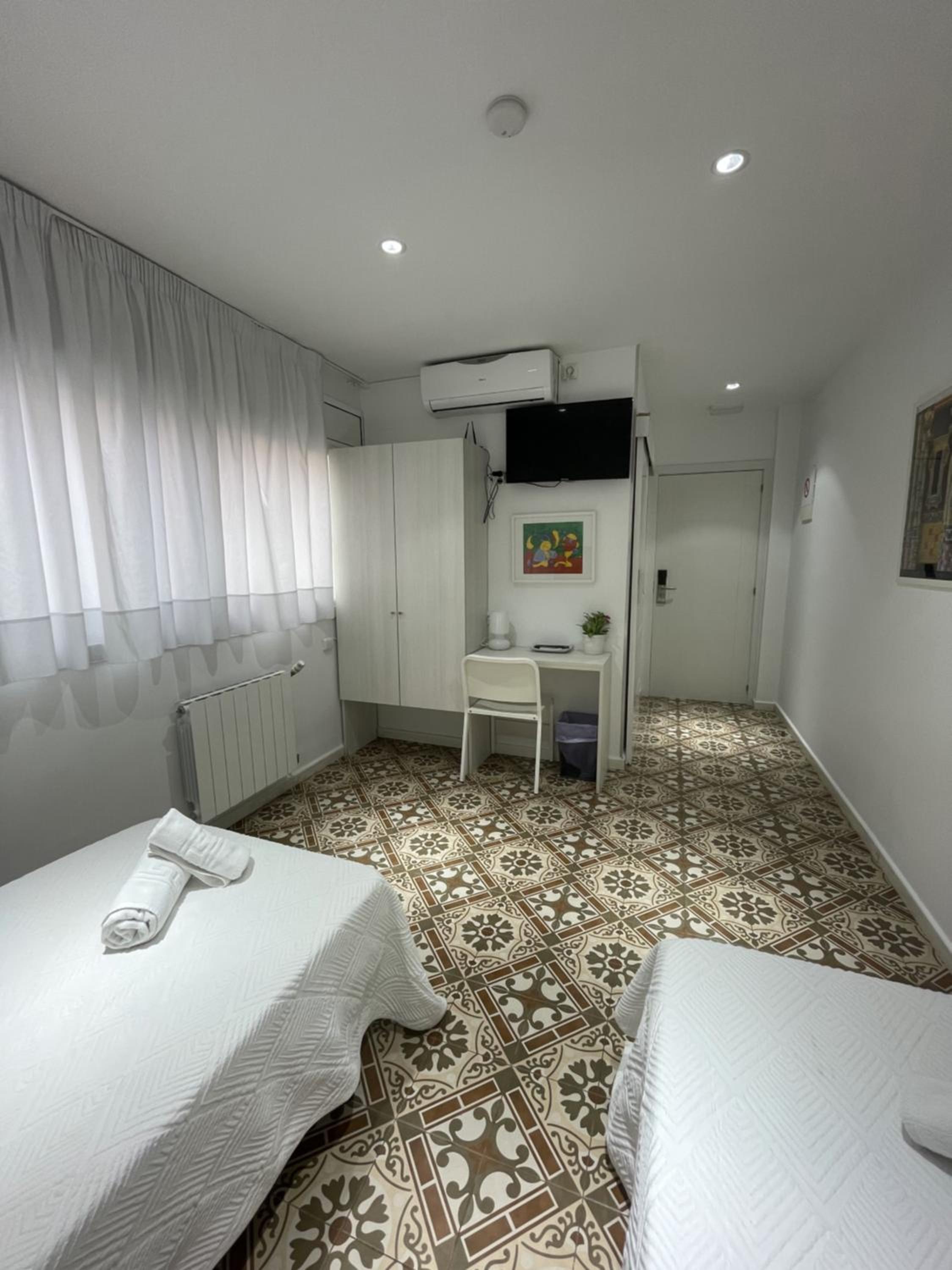 Twin Room with Bathroom photo 2