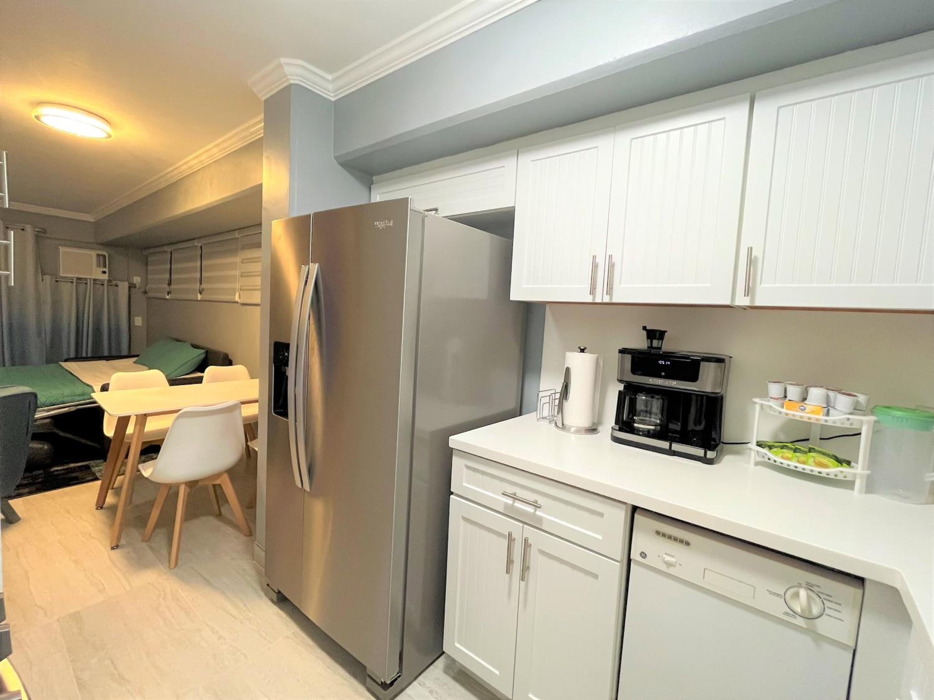 Waikiki Condo 2 Bedrooms 2 Bathrooms with 1 free parking space: Two-Bedroom Apartment photo