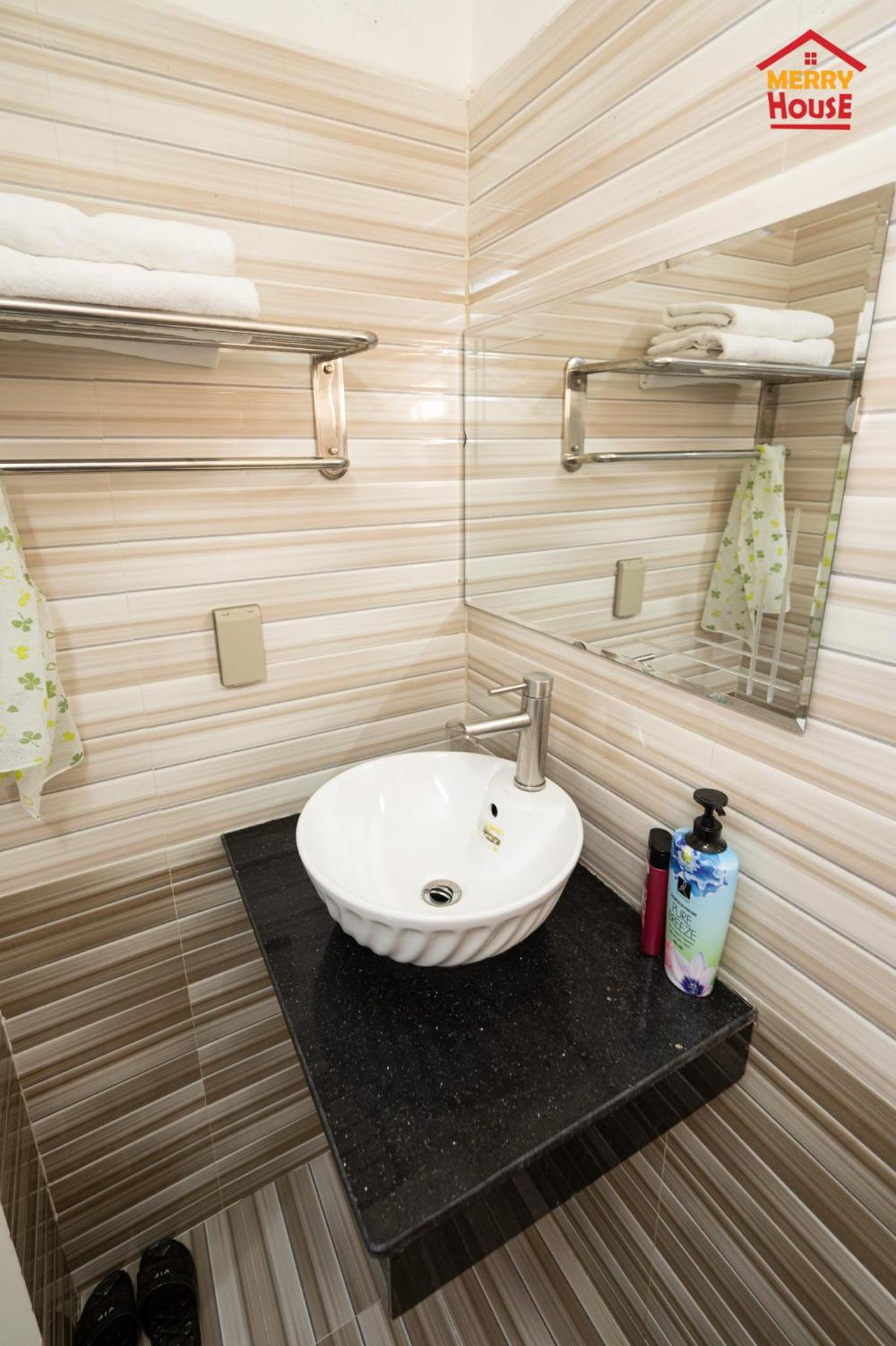 Studio Apartment - Photo 8