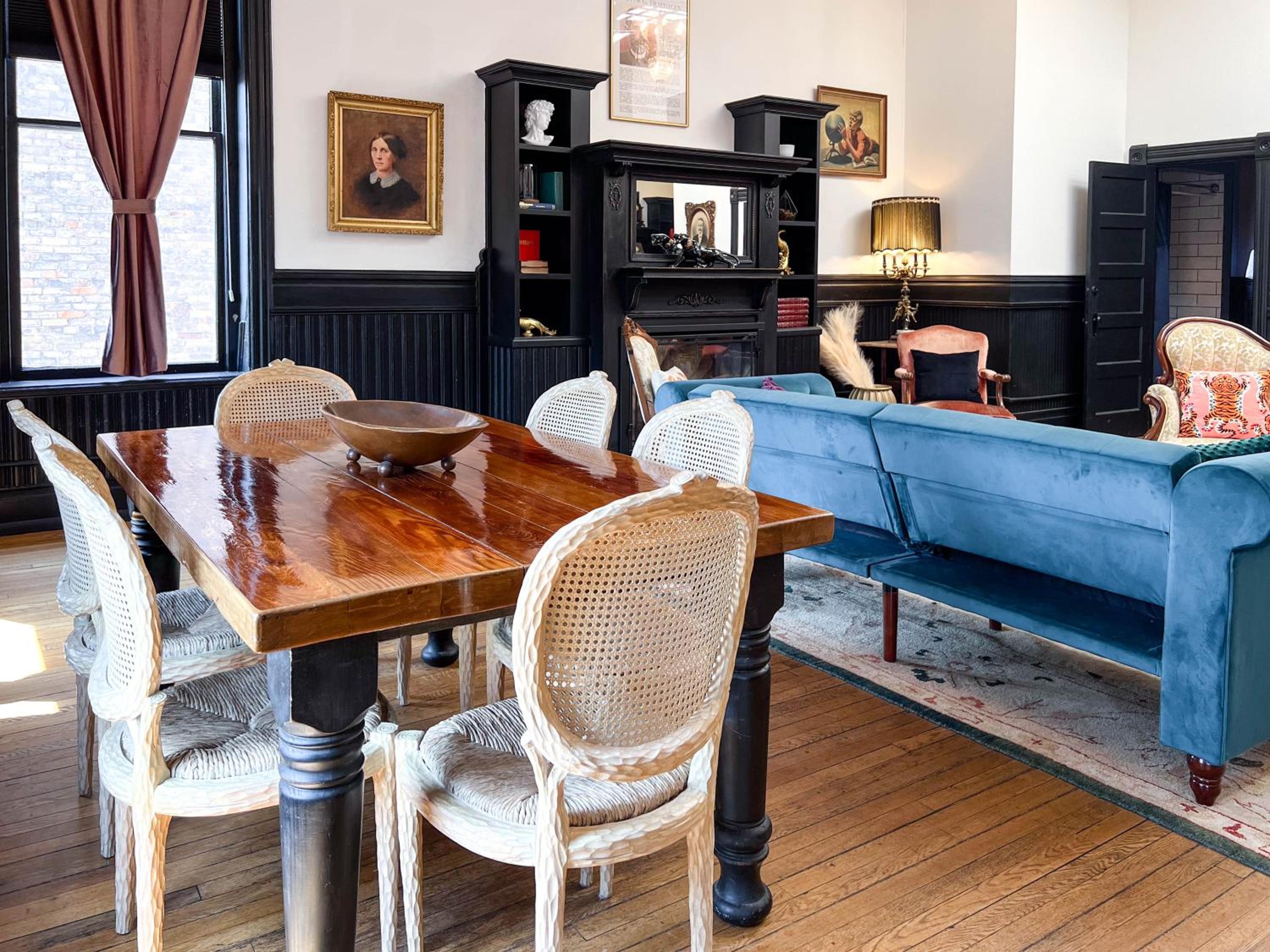 Deluxe King Suite photo 3