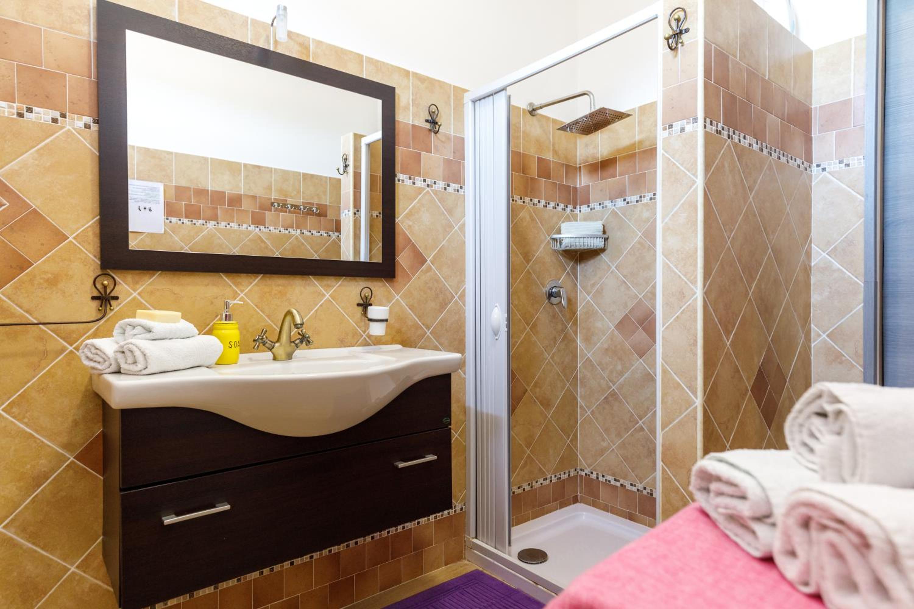 Double Room with Private Bathroom - Photo 2