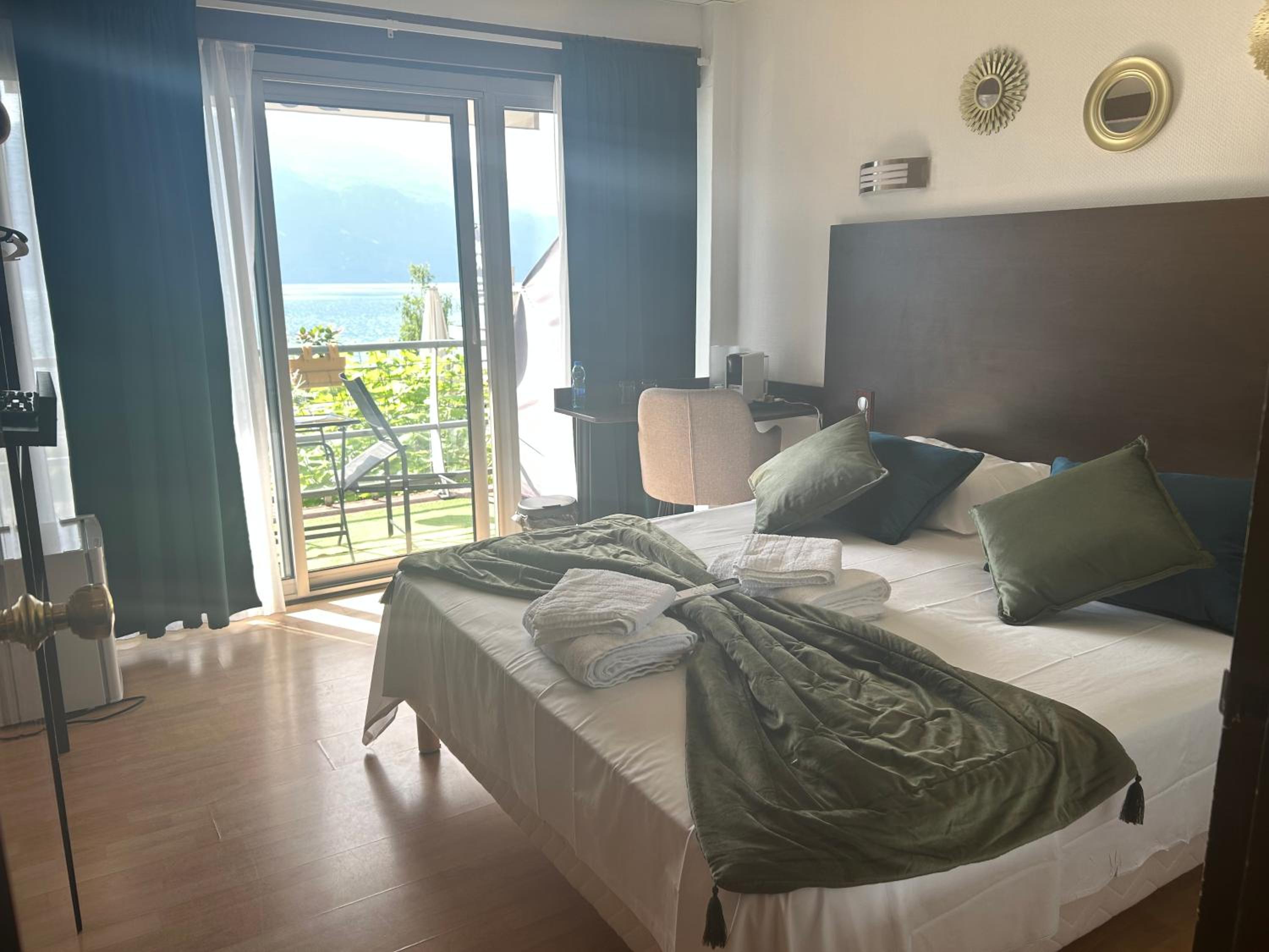 Deluxe Double Room - Lake View - Photo 2