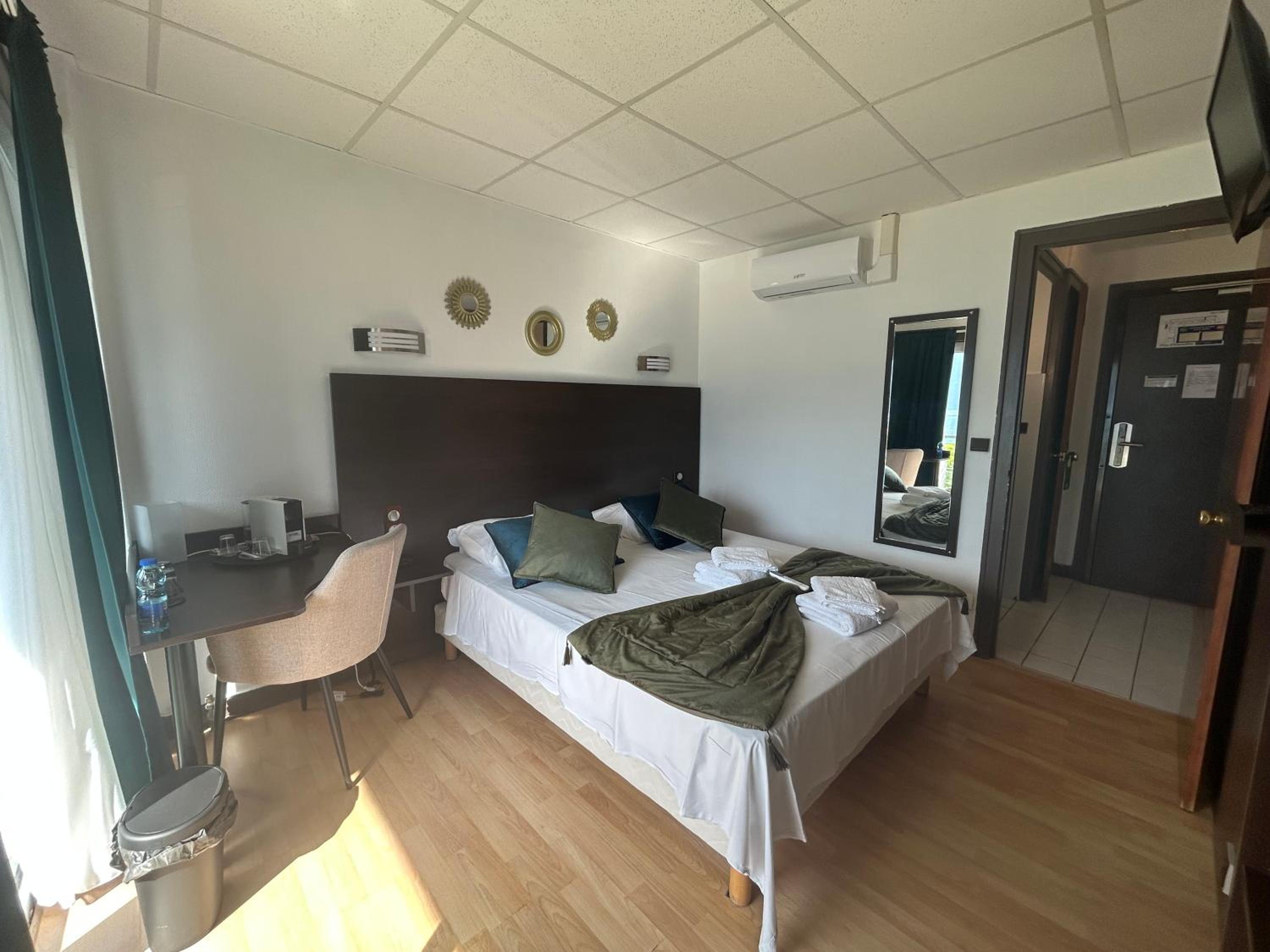 Deluxe Double Room - Lake View - Photo 3