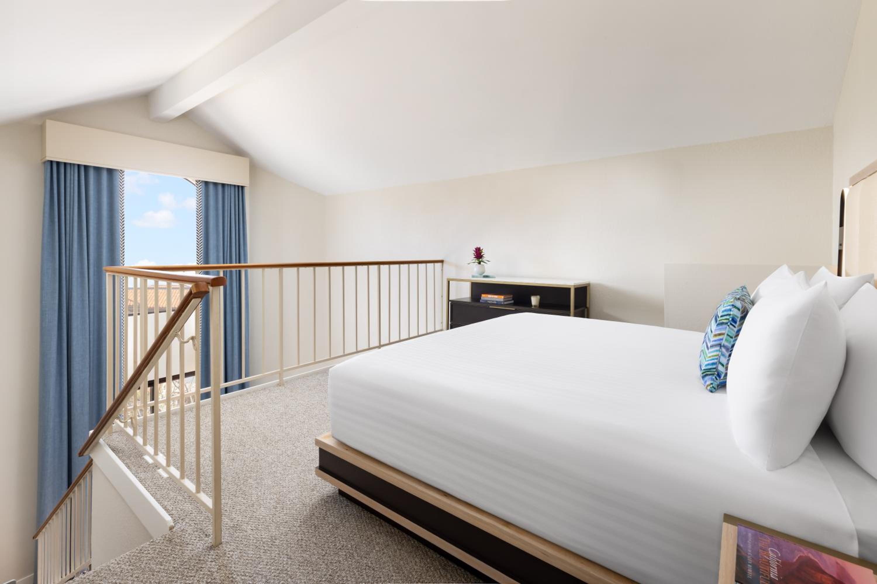Suite: Three-Bedroom - Photo 6