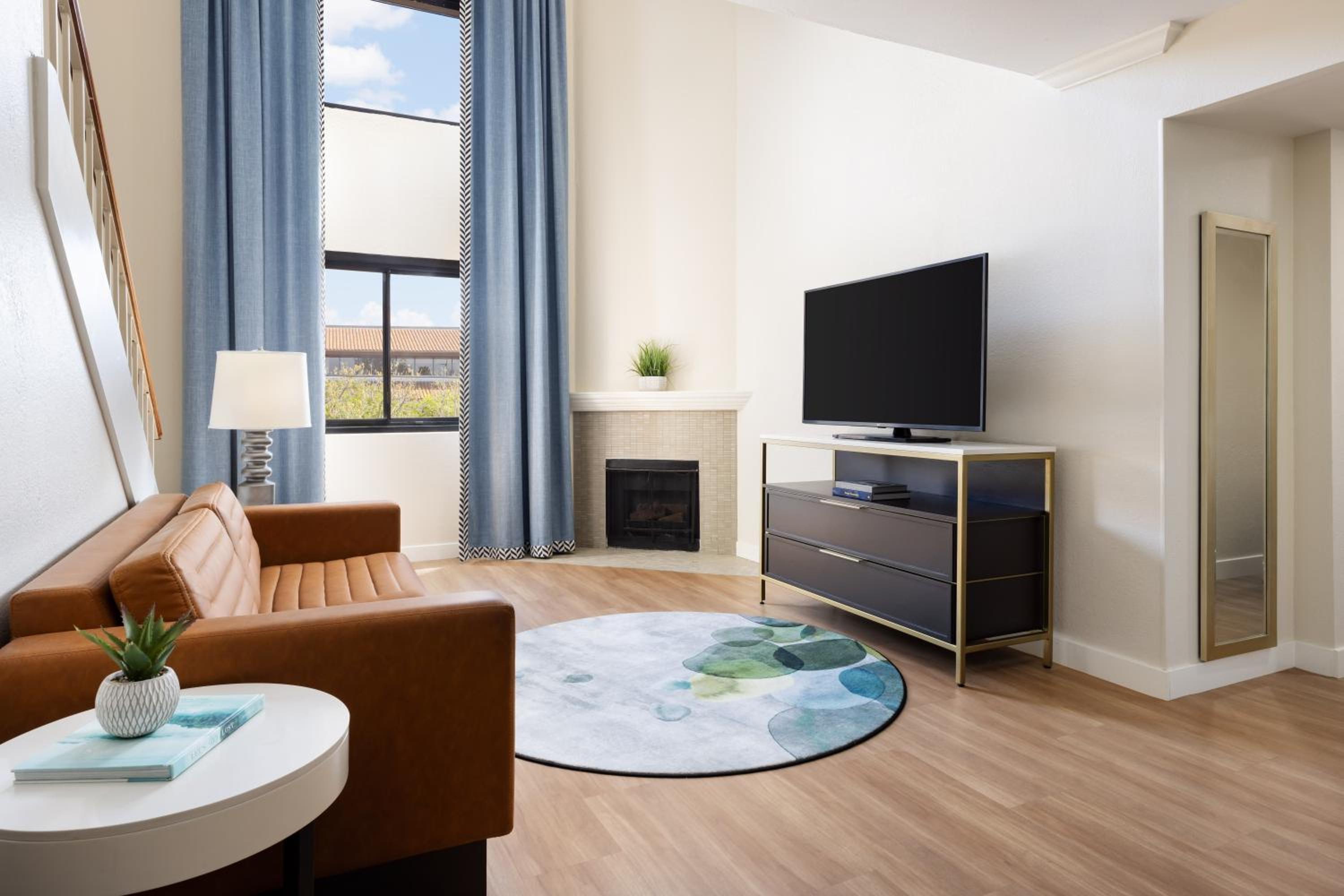 Suite: Three-Bedroom - Photo 2
