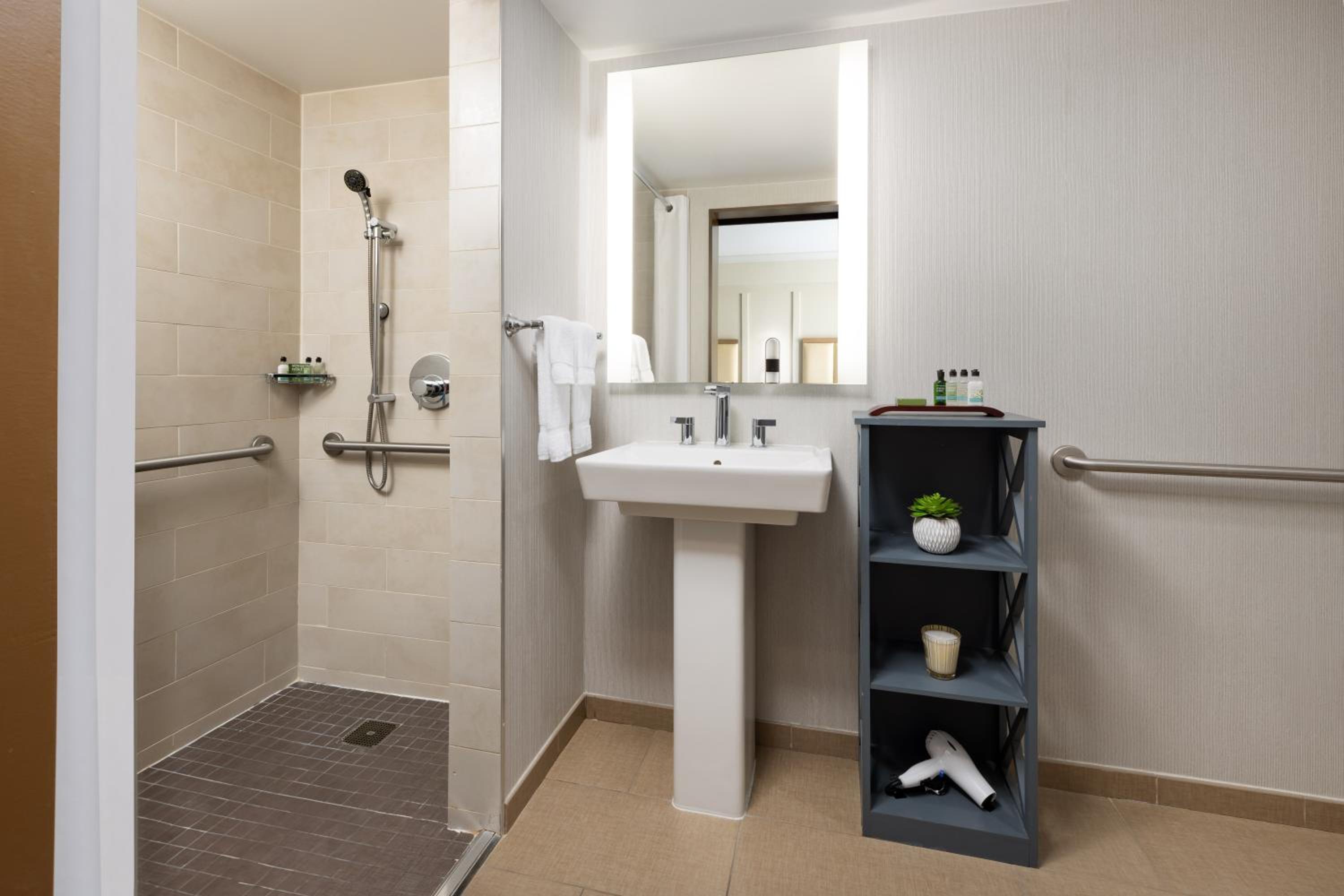 Suite: Two-Bedroom - Photo 4