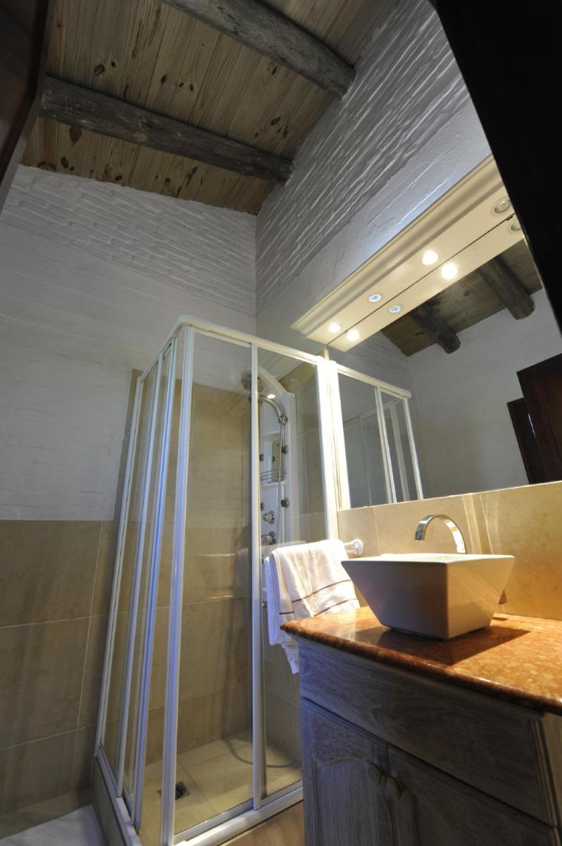 Double Room with Private Bathroom photo 3