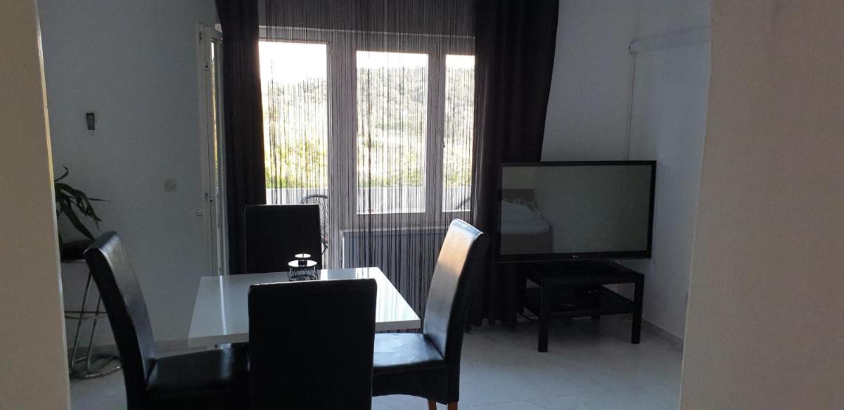 Apartment with Balcony - Photo 3