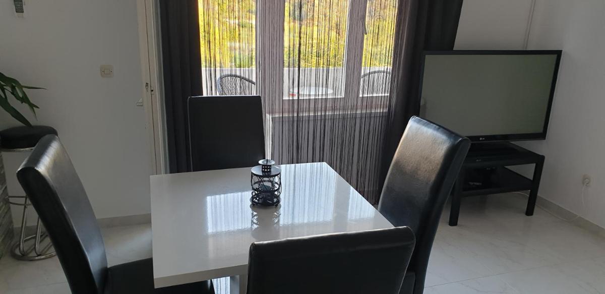 Apartment with Balcony - Photo 4