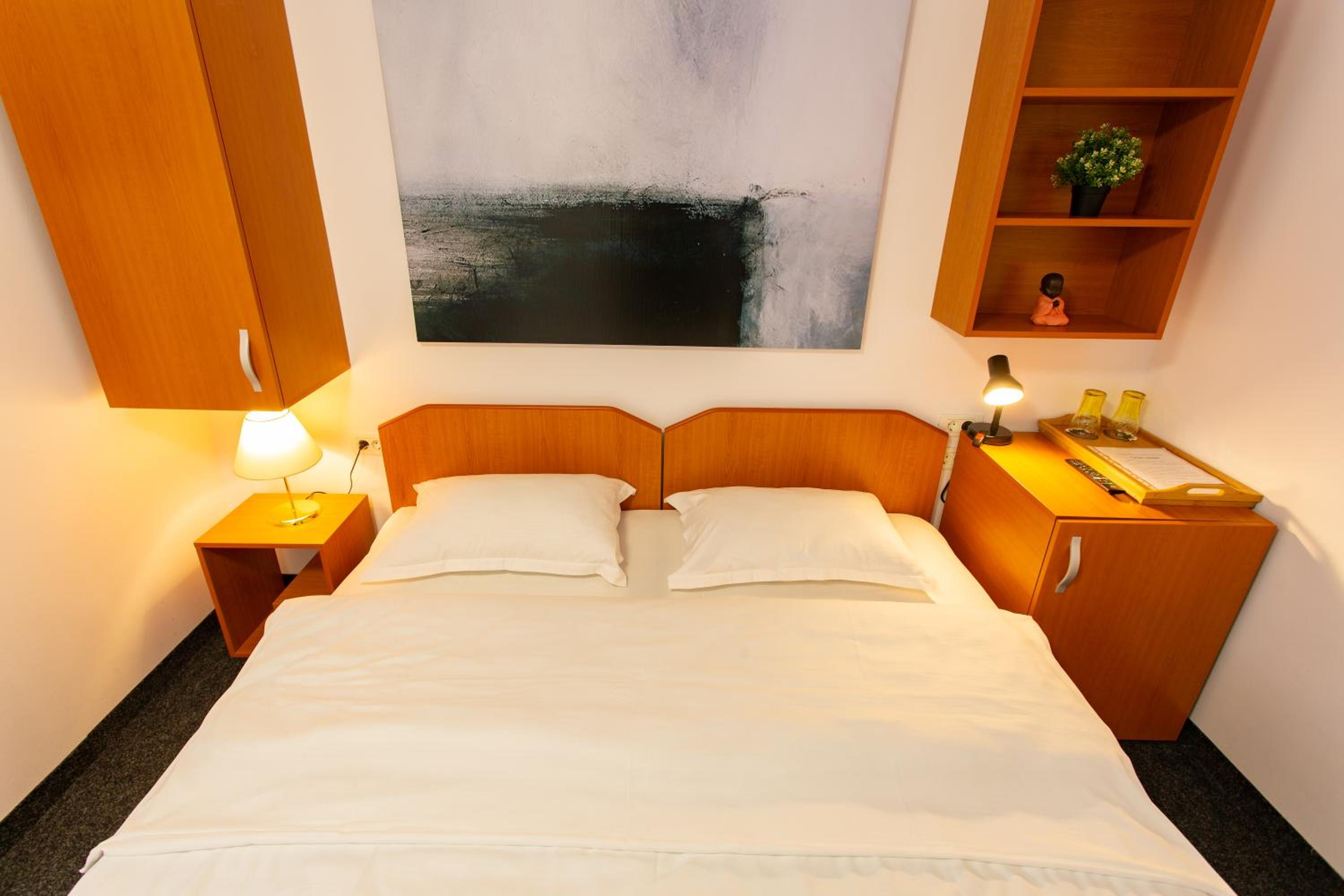 Double Room - Photo 18
