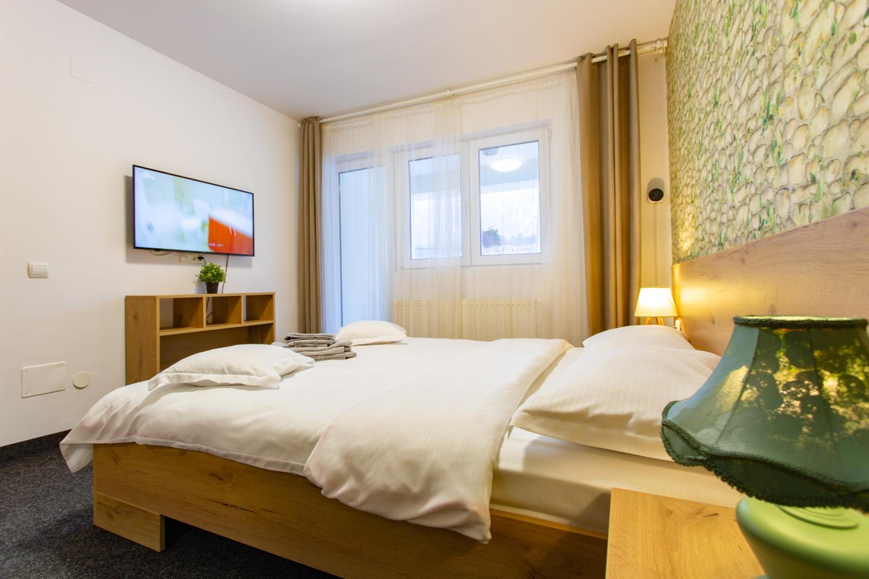 Double Room - Photo 11